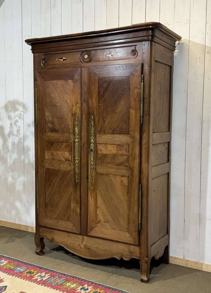 19th-century Breton wardrobe in oak and chestnut.