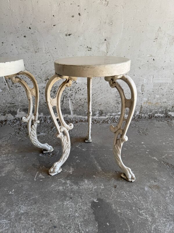 Paire de tables d'appoint en fonte blanc crème avec plateaux en bois — style néoclassique shabby chic