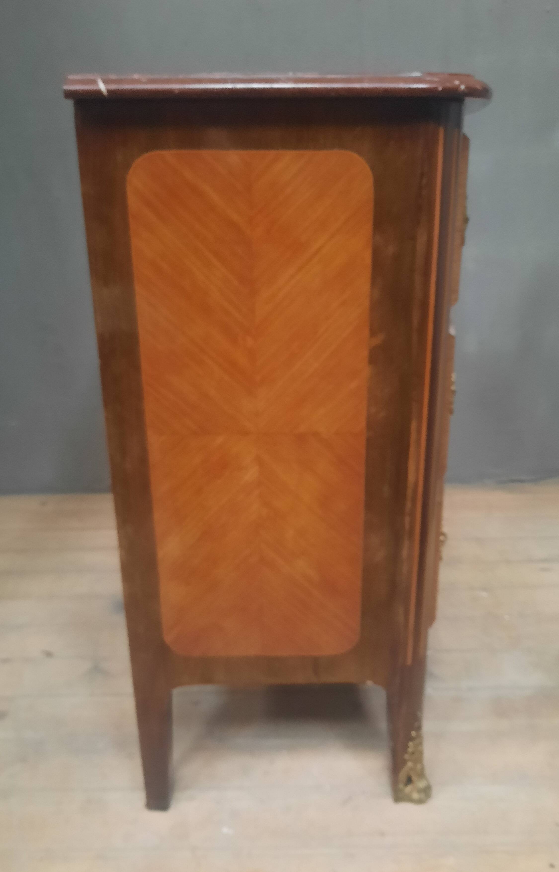 Commode en marquetterie style Louis XIV 9