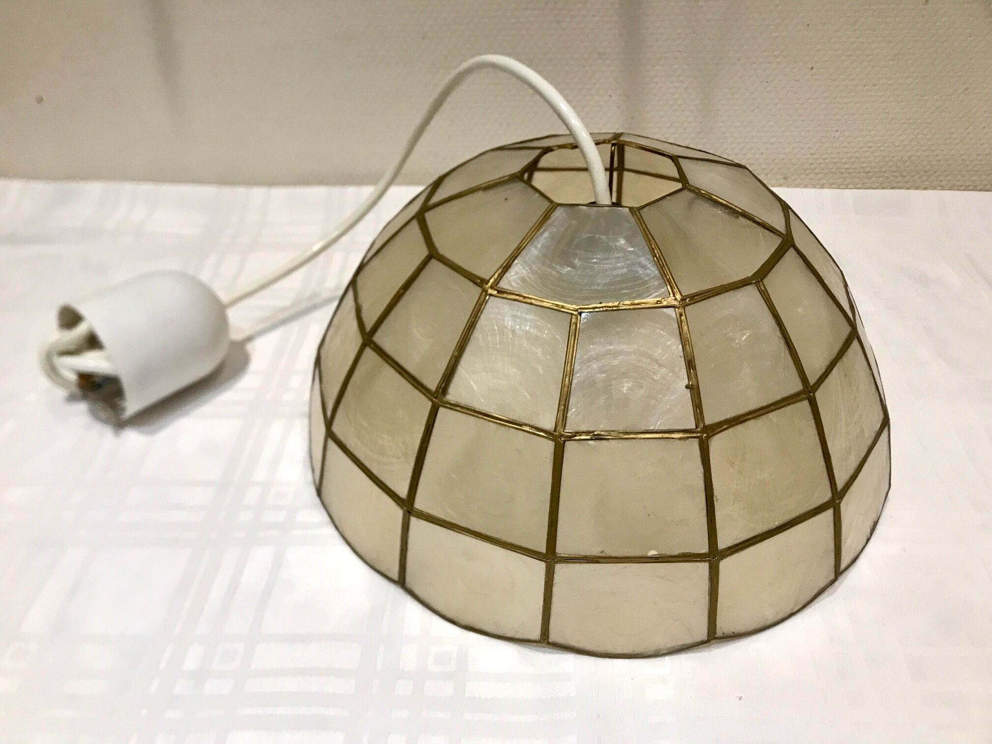 Mother-of-pearl and brass suspension