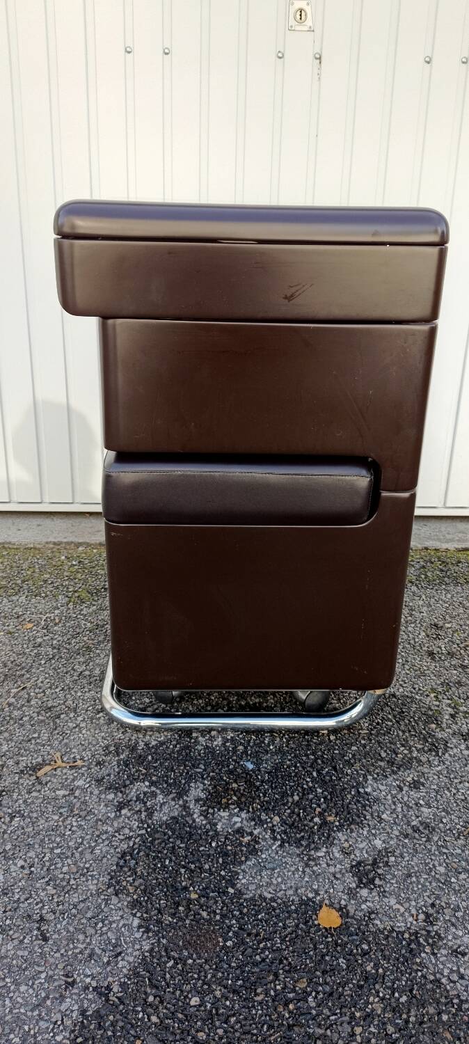 Hairdresser by Carlo Urbinati