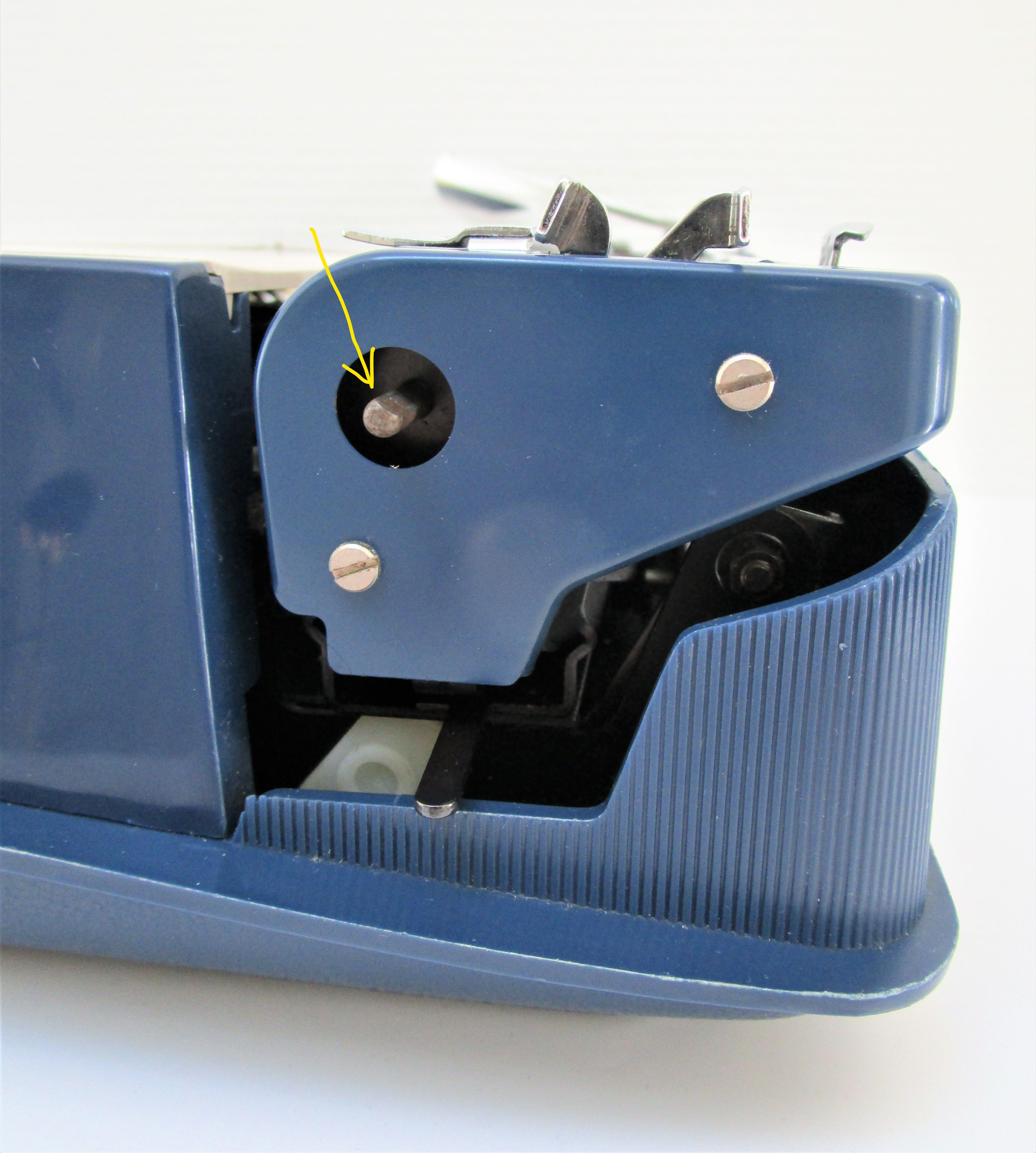 typewriter Remington Sperry rand Envoy III blue and white 70s