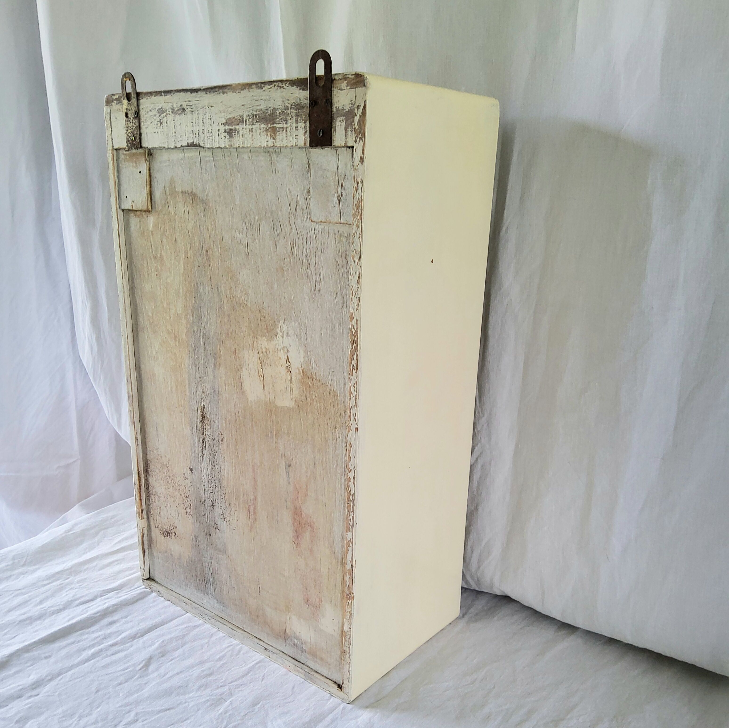 Toilet cabinet or pharmacy