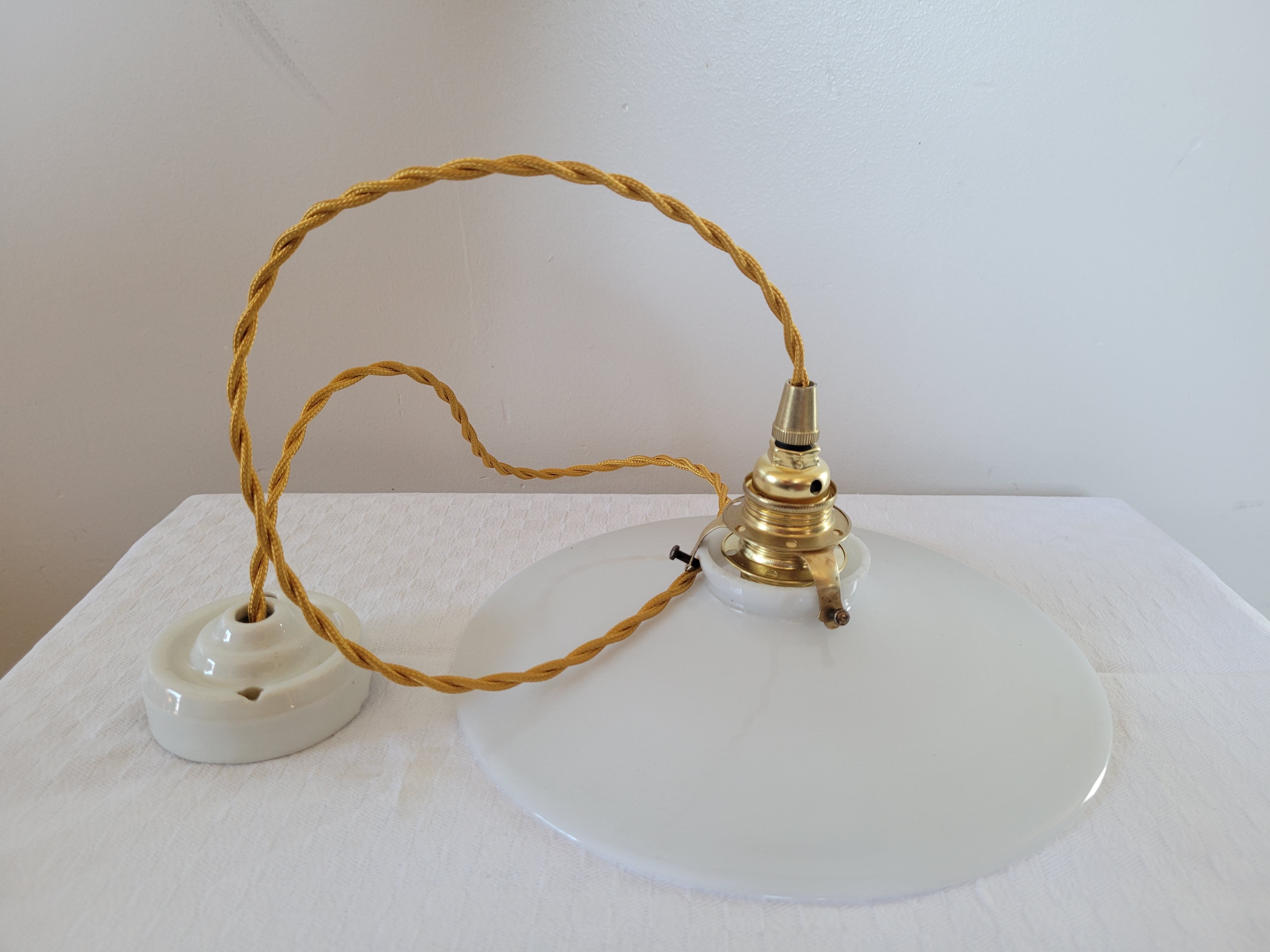 Smooth opaline suspension