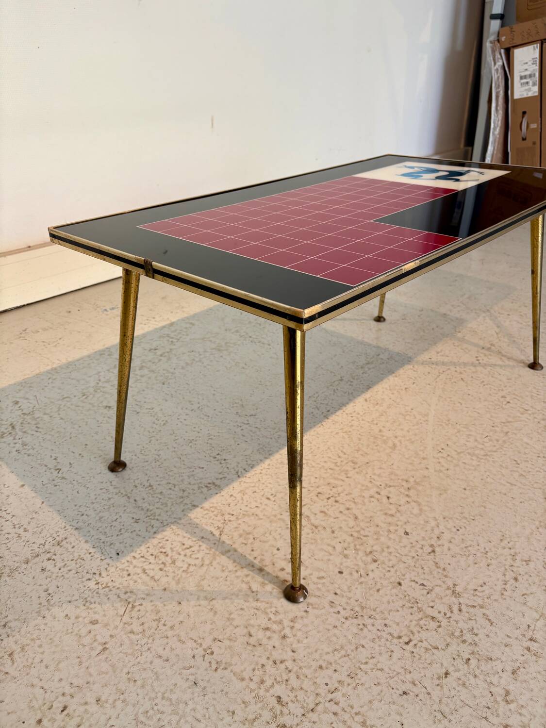 Vintage 70s coffee table – red & black graphic top – laito