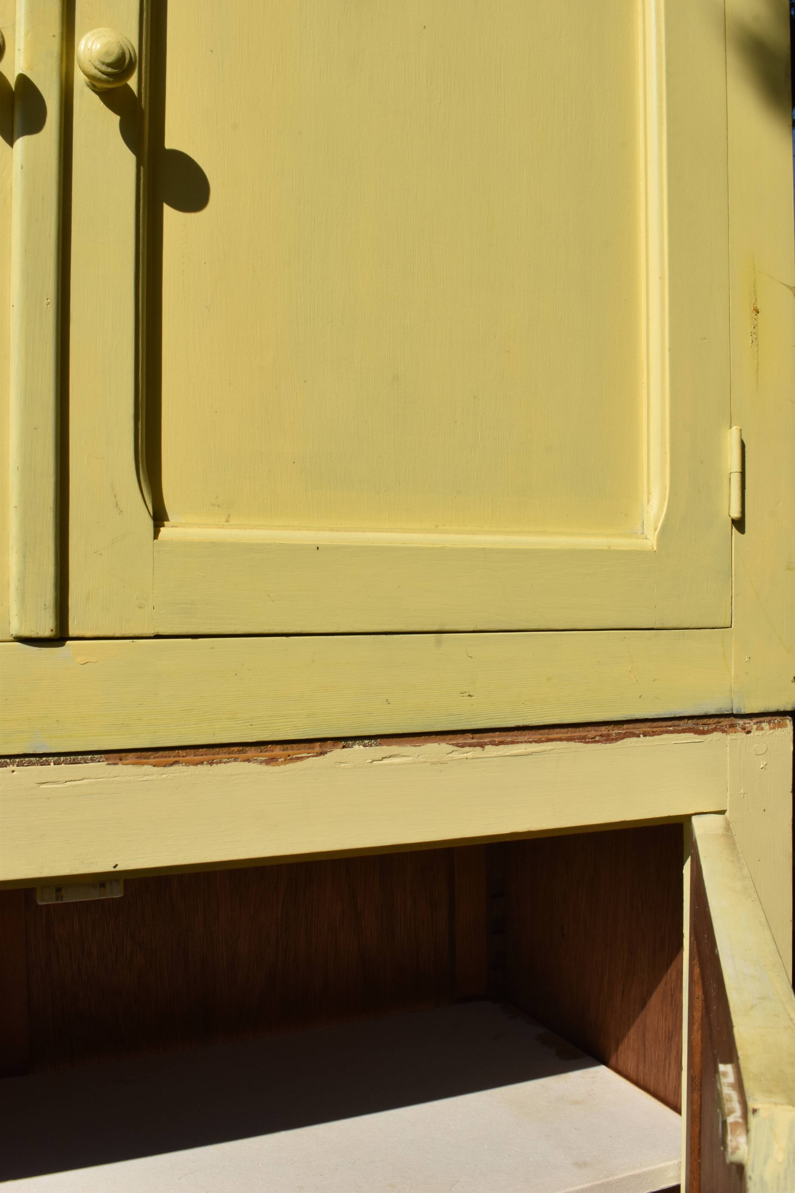 Armoire ancienne buffet jaune vintage parisien