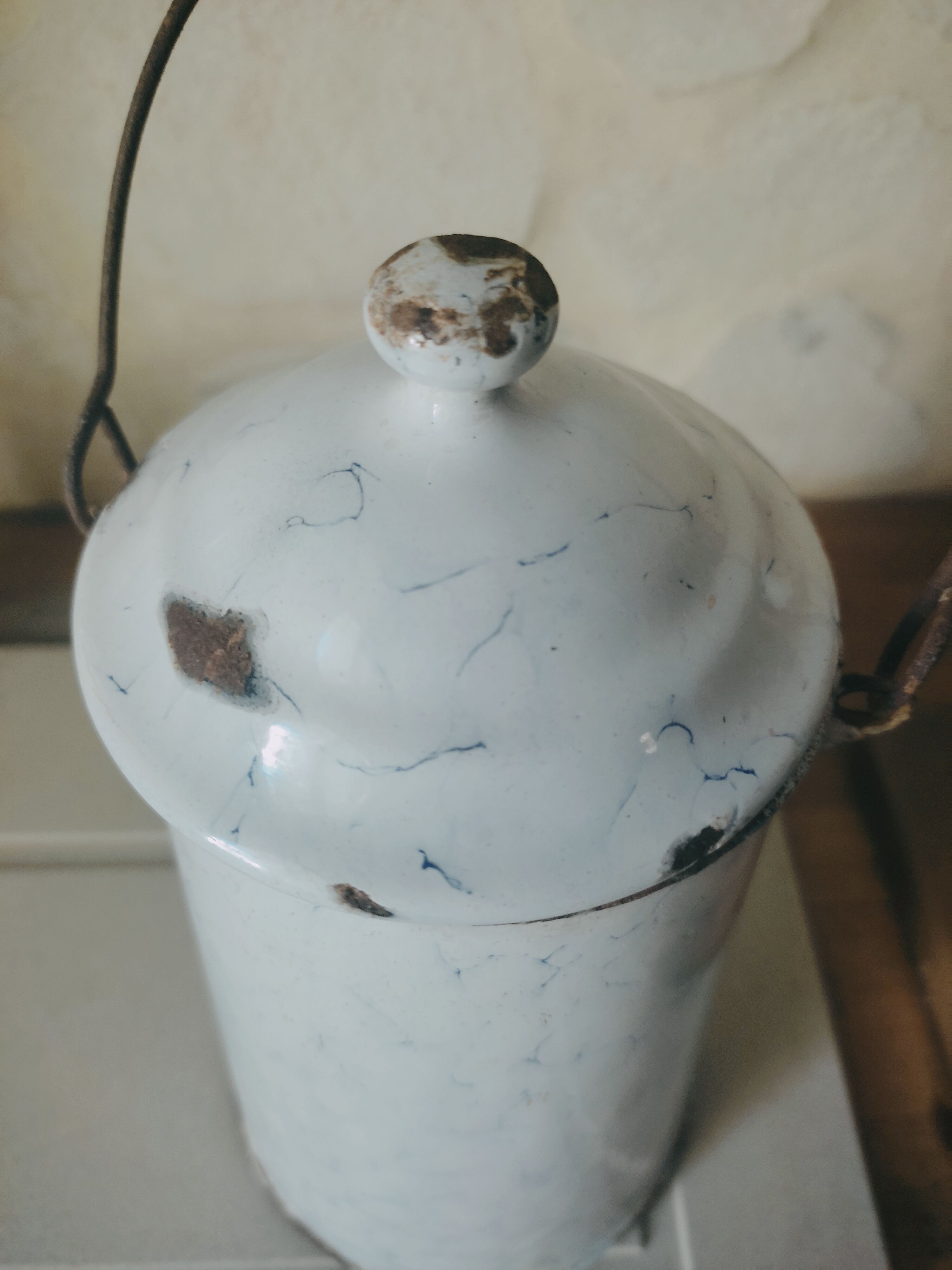 Pot a lait en métal émaillé