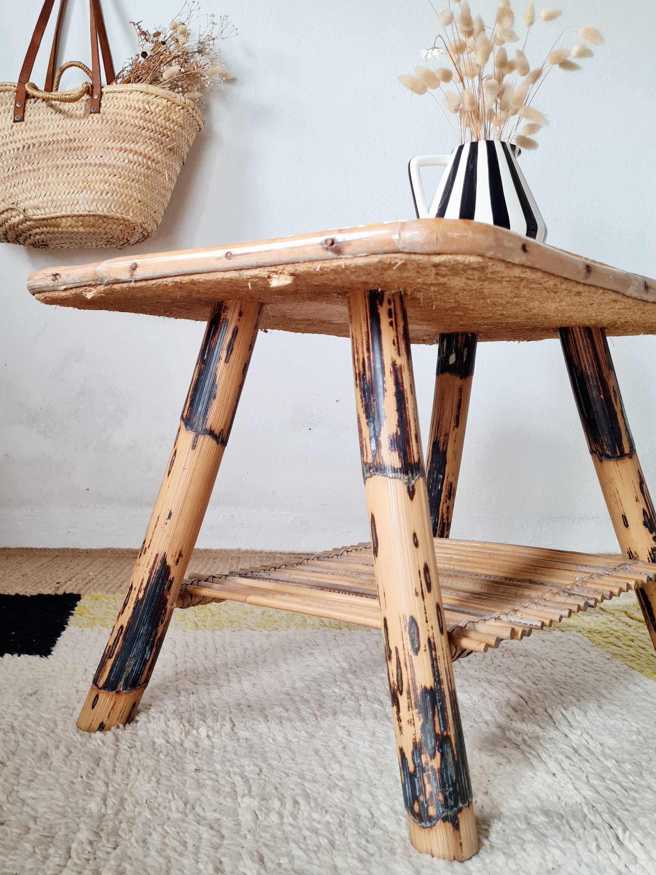 Table basse en rotin plateau tissu fleuri jaune