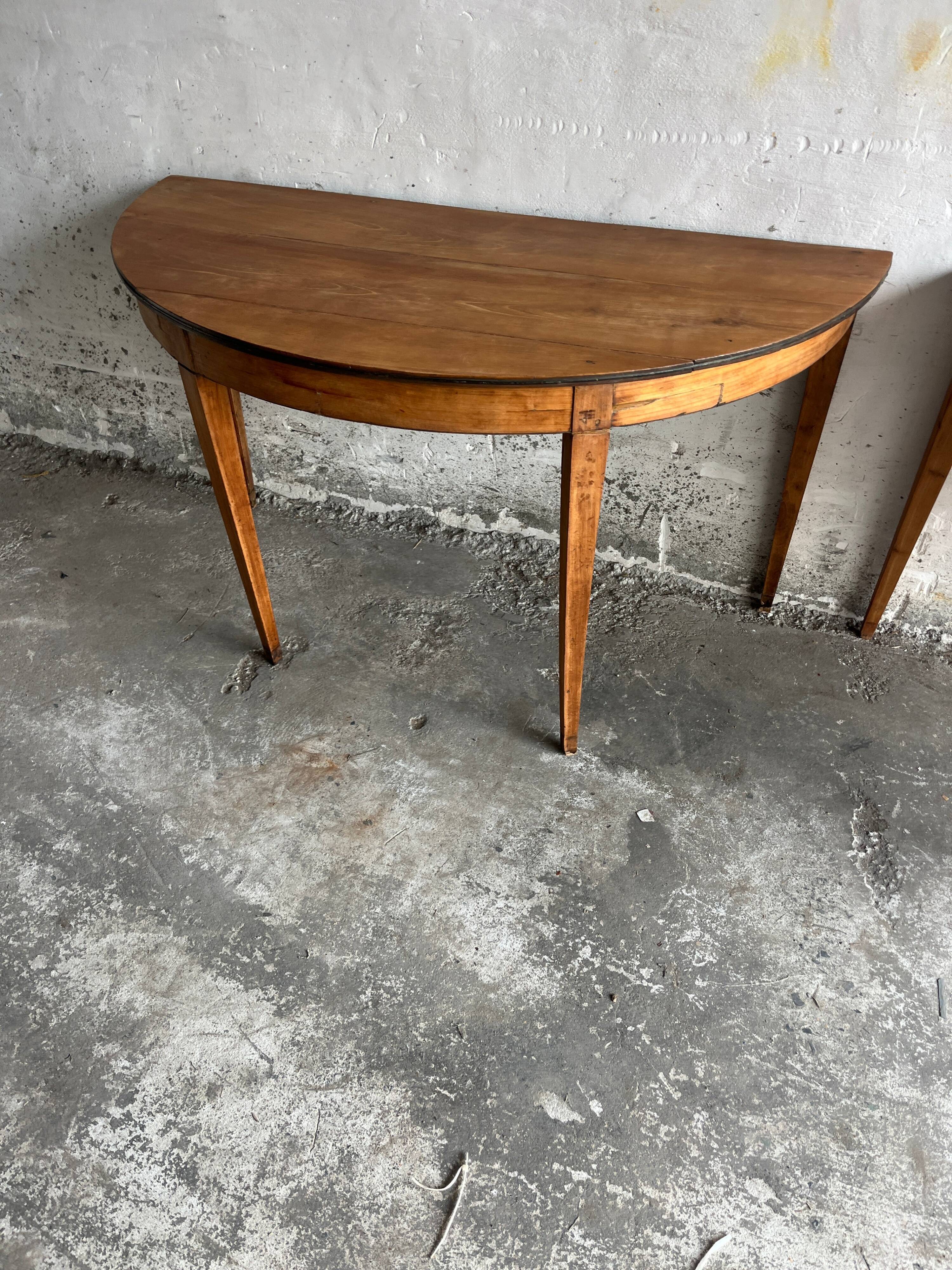 Paire de consoles demi-lune, XIXe siècle