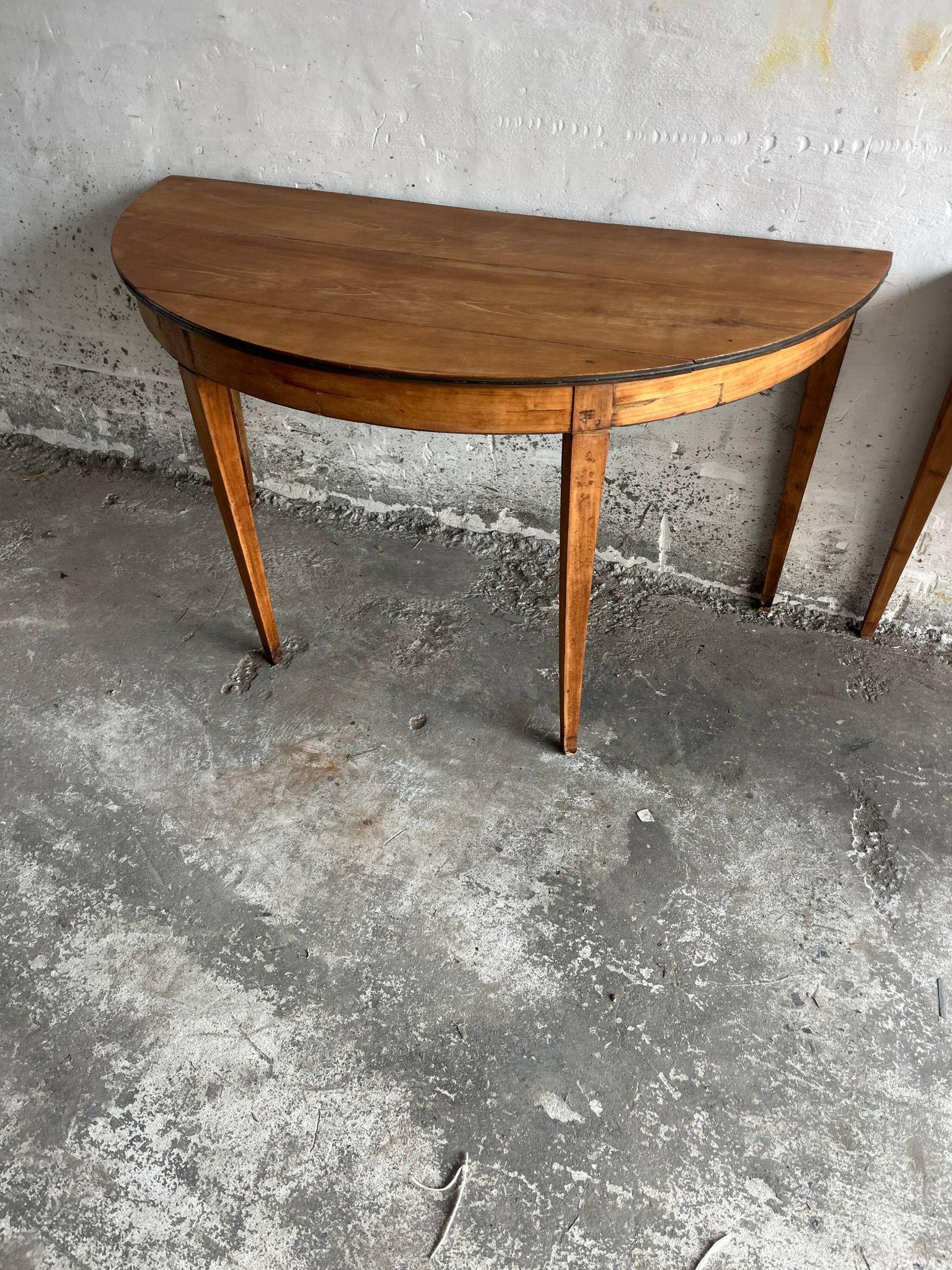 Paire de consoles demi-lune, XIXe siècle