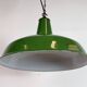 Lampe suspendue en émail vert industriel de Jackson Electrical Co., années 1960.