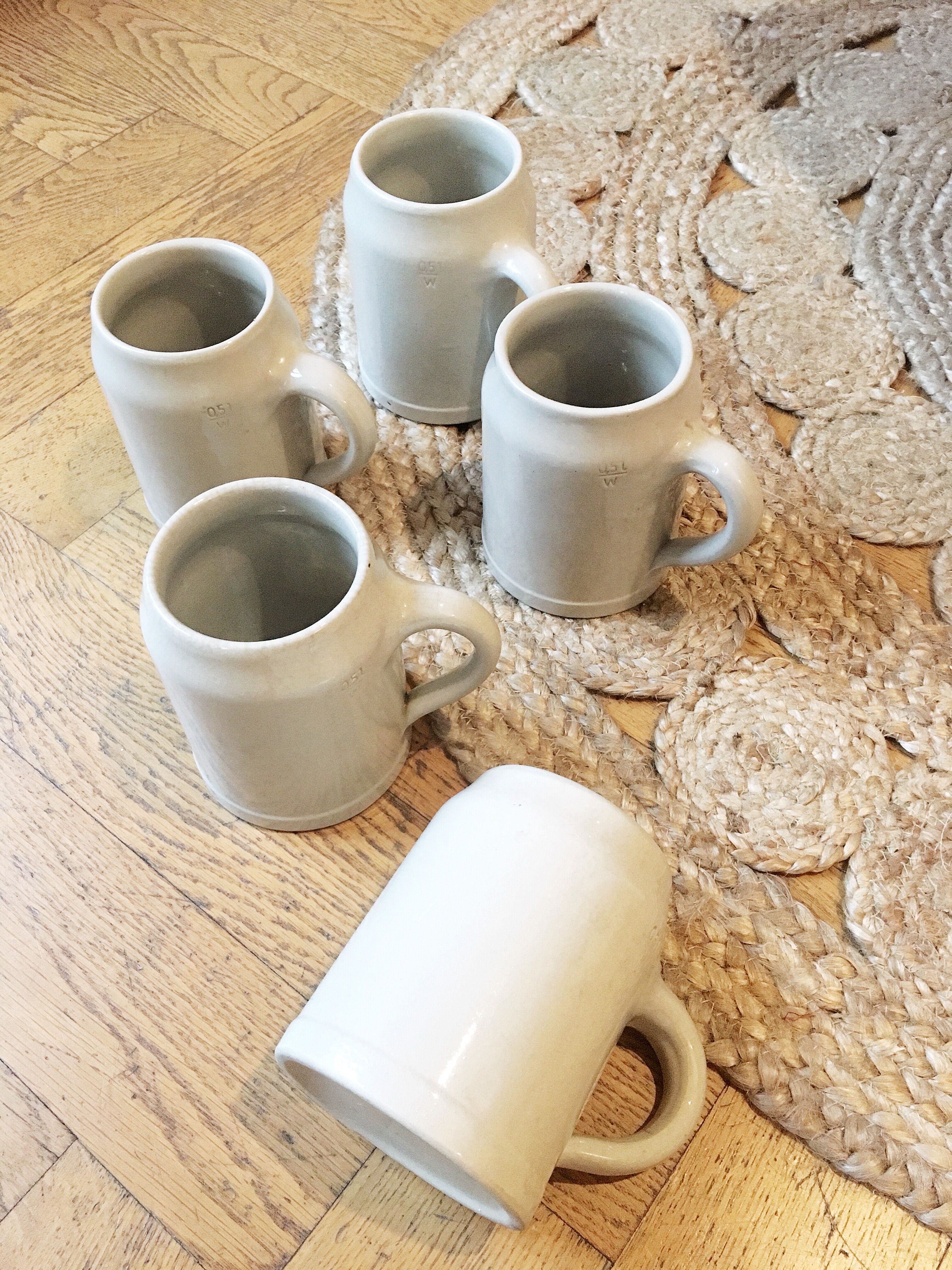 Lot de mugs en grès