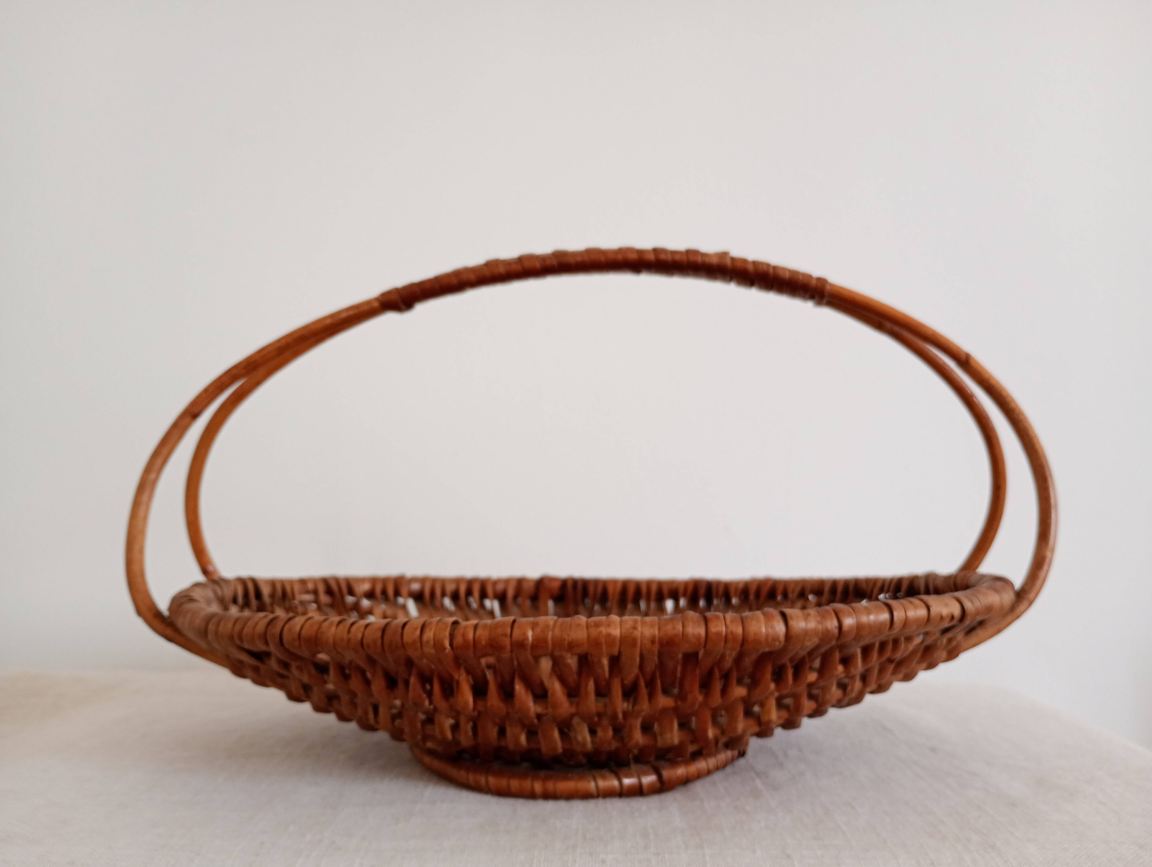 Panier plat en osier tressé