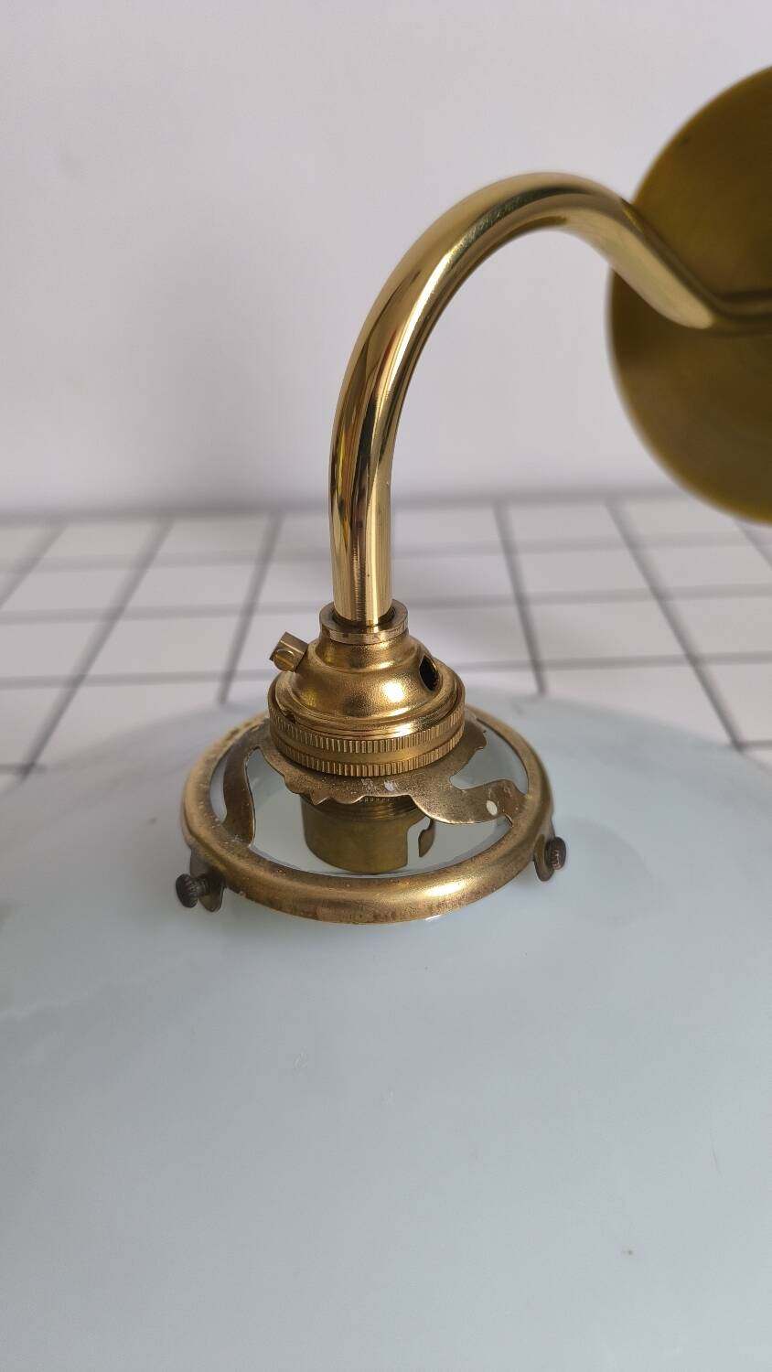 Applique en opaline lisse et laiton doré