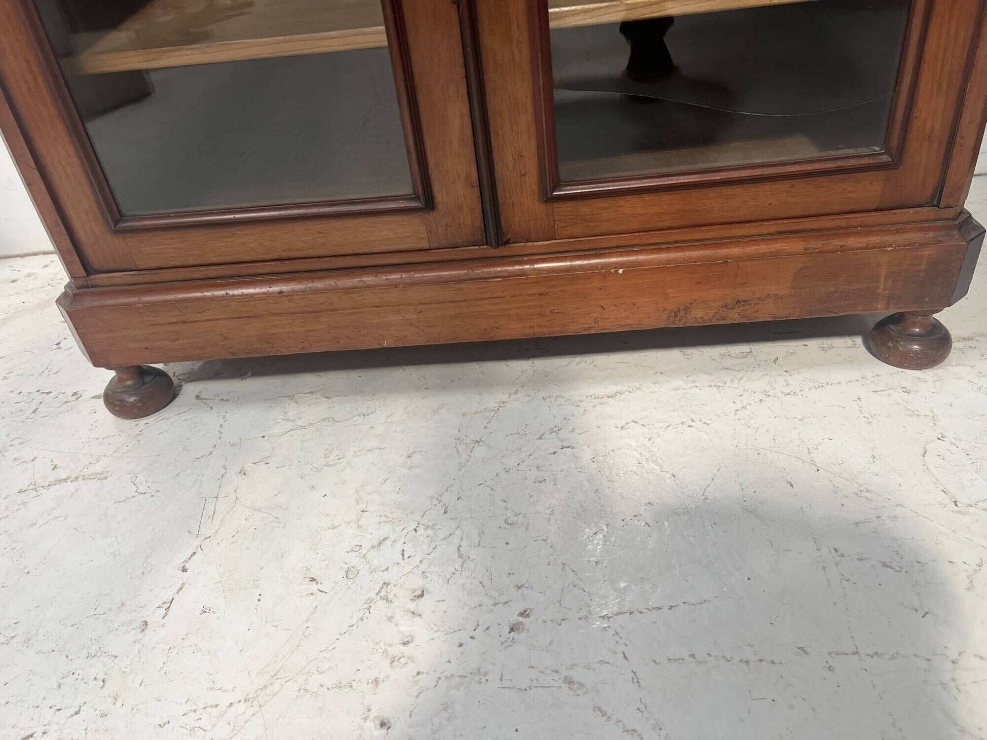 Display cabinet at counter height in mahogany and veneer, 19th century.