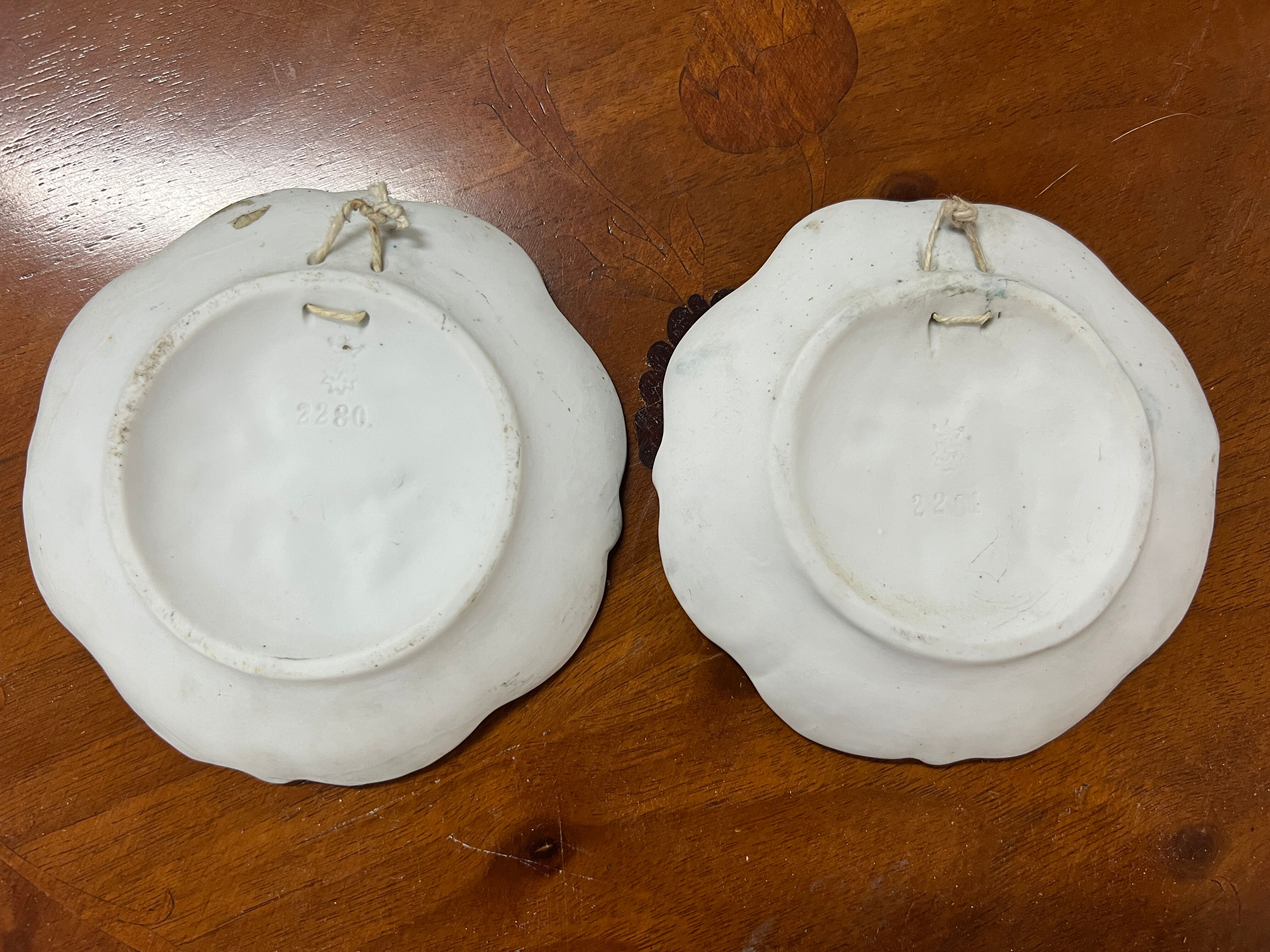 Pair of 2 decorative biscuit plates