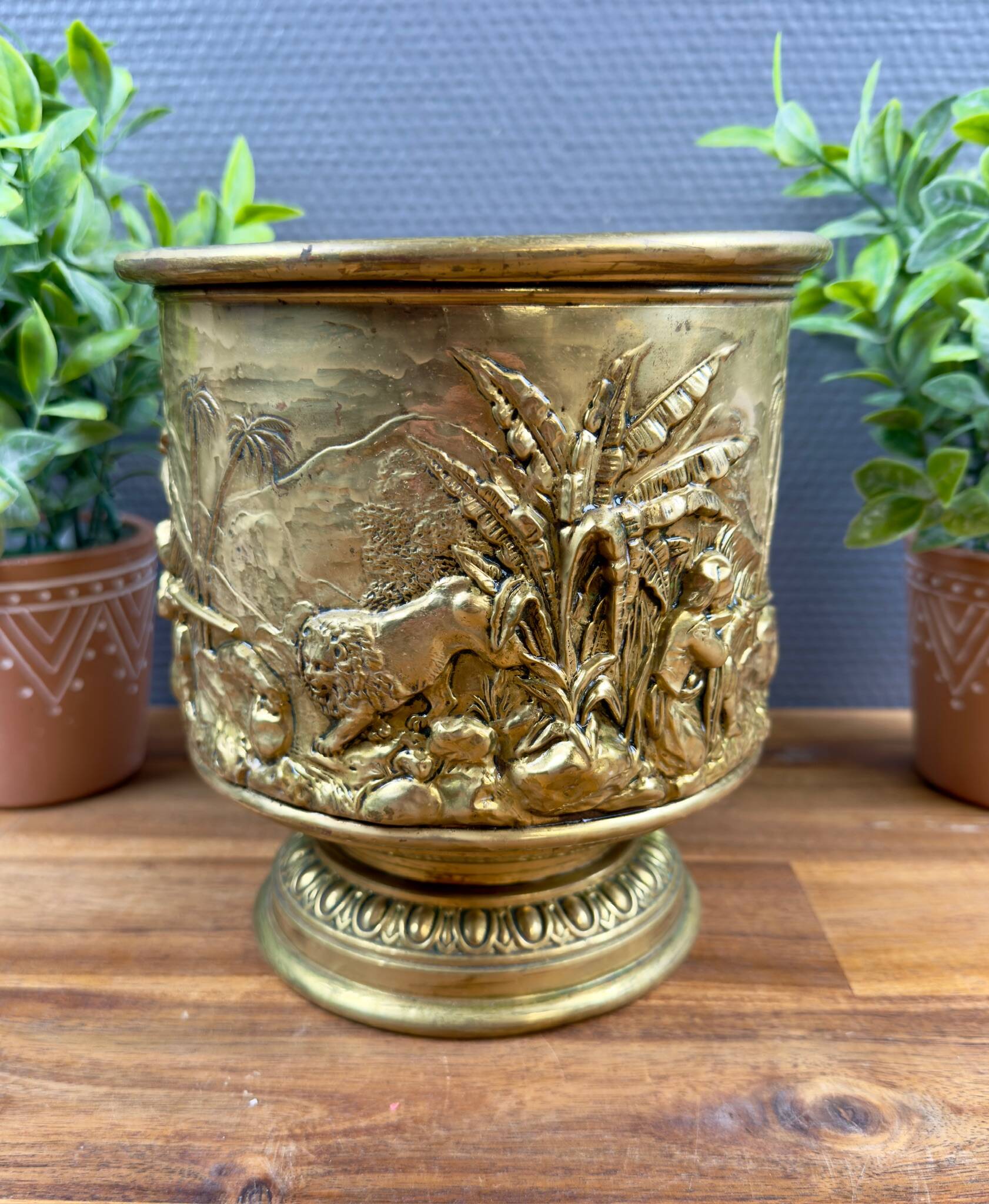 Cache-pot en laiton décor repoussé – XIXe-début XXe