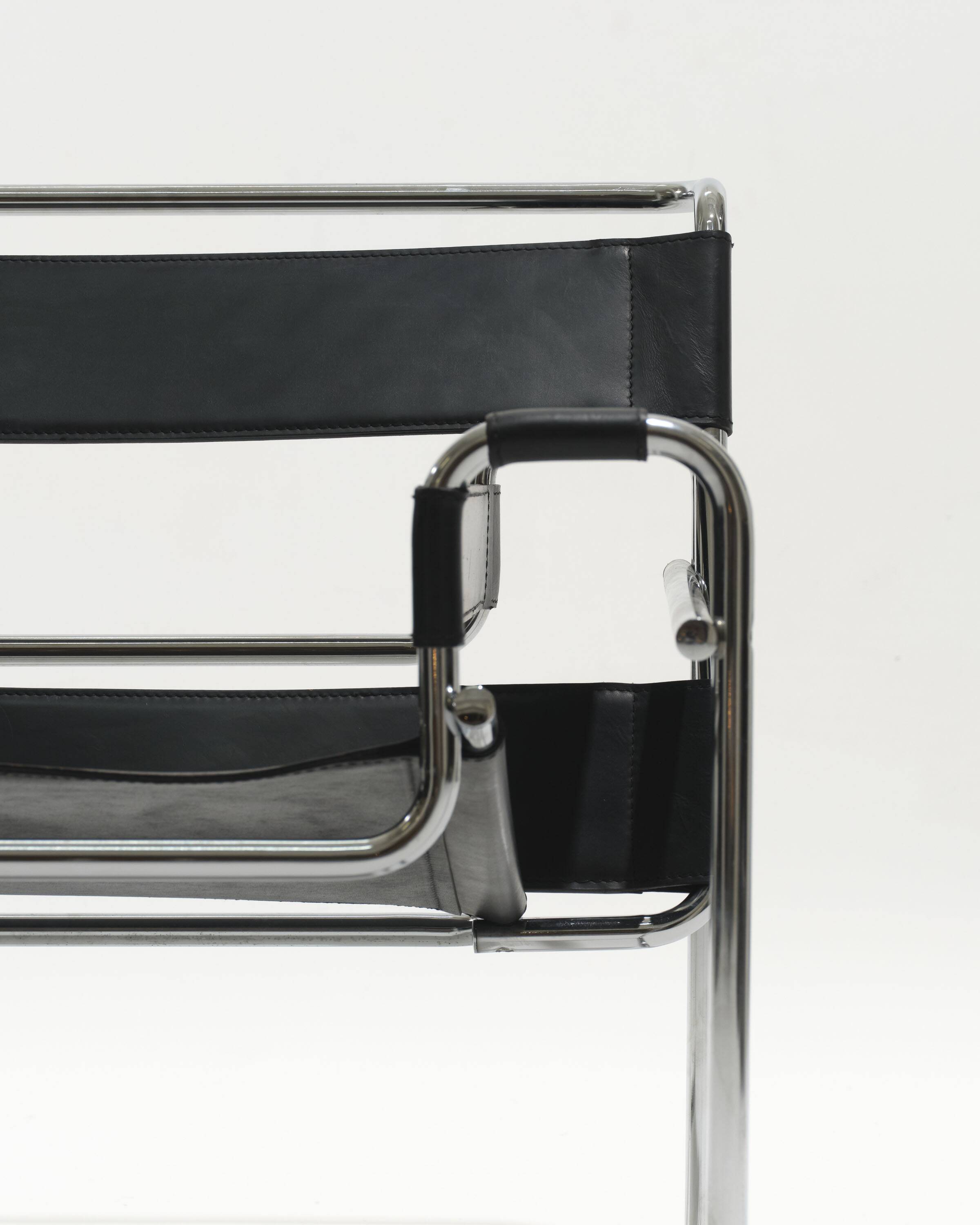 Wassily armchair in black leather, marcel breuer, 2000s