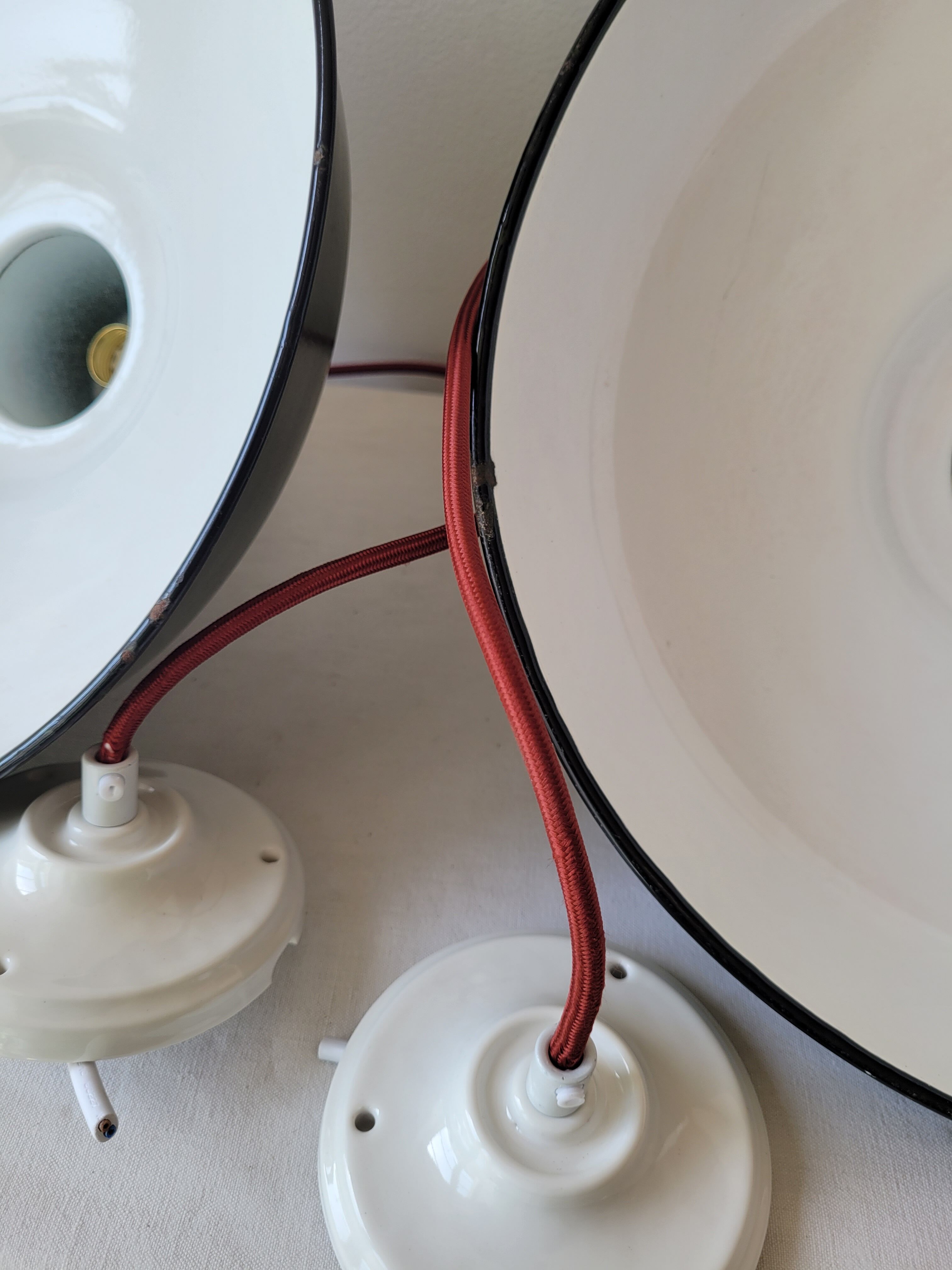 Duo of suspensions in green enamelled sheet metal