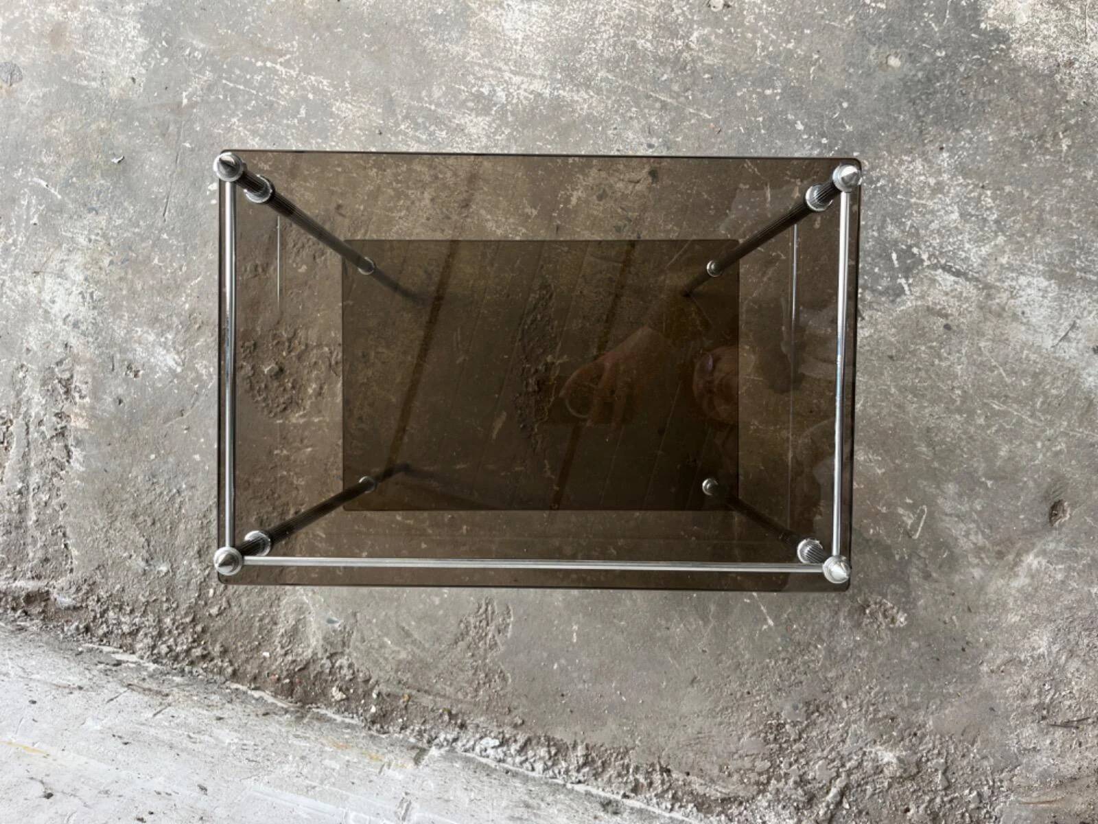 Table d'appoint vintage des années 1960, en métal argenté avec étagères à deux niveaux en verre fumé.