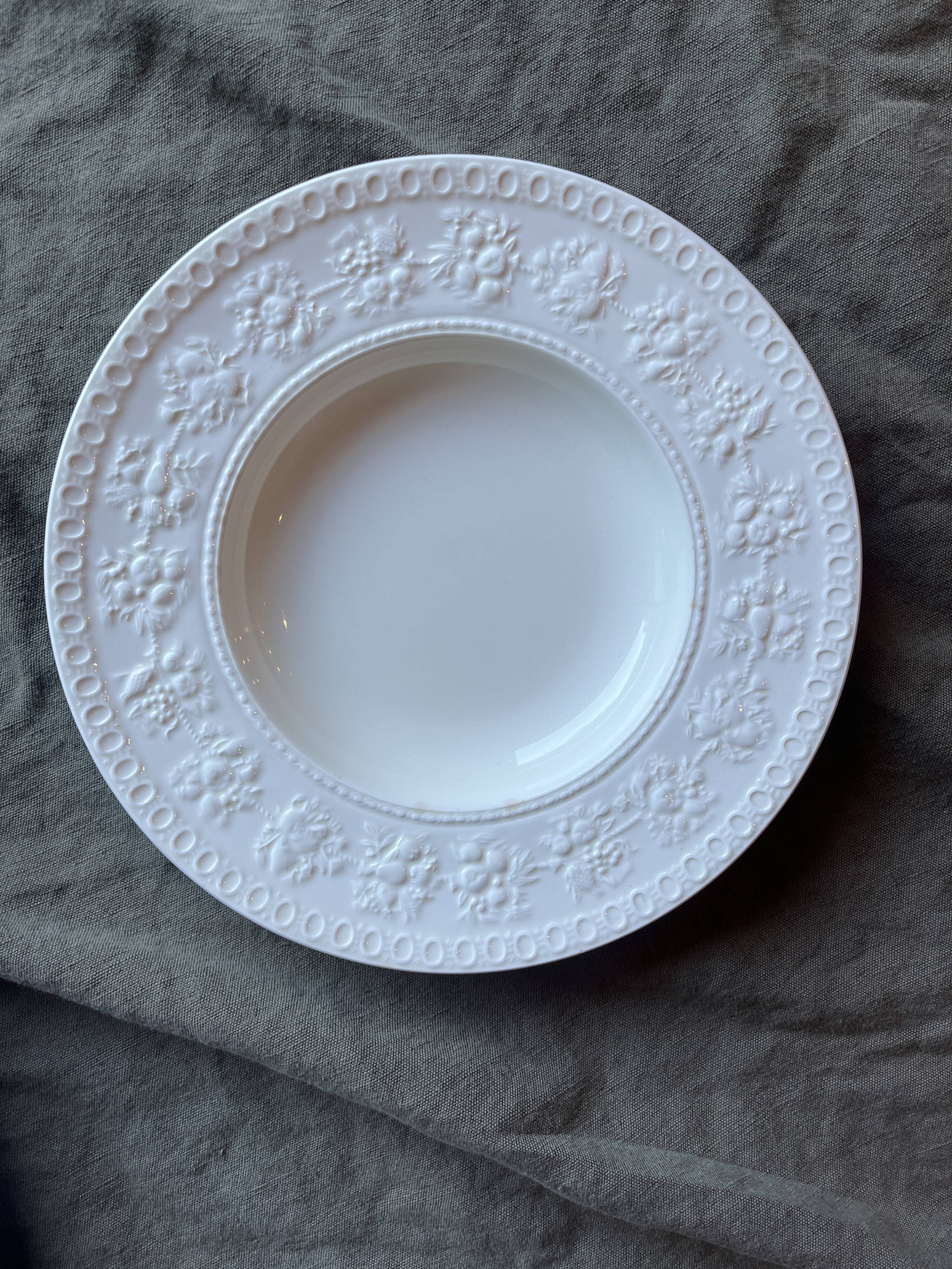 Set of 6 small Wedgwood Wellesley Festivity plates.