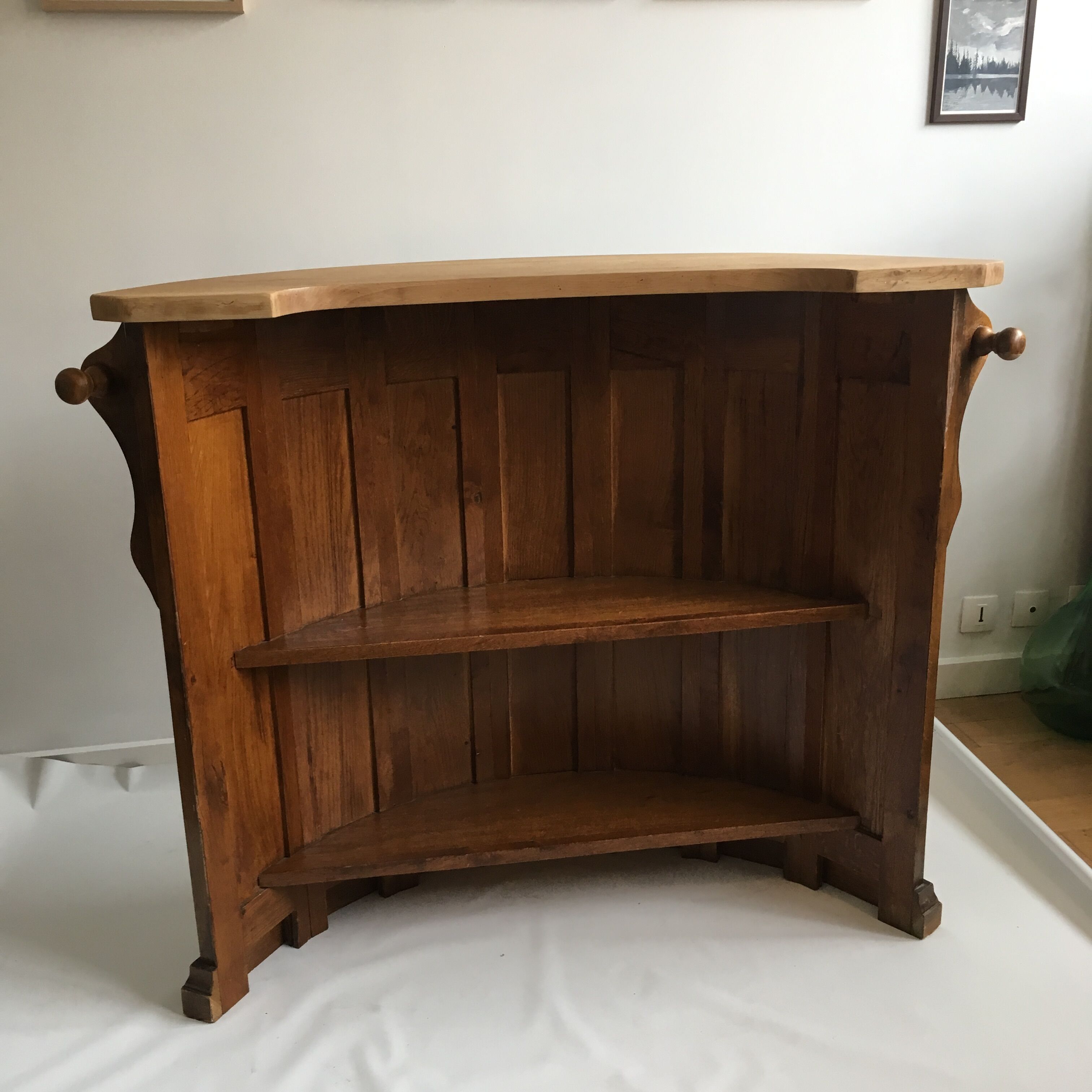 Bar-counter half-moon