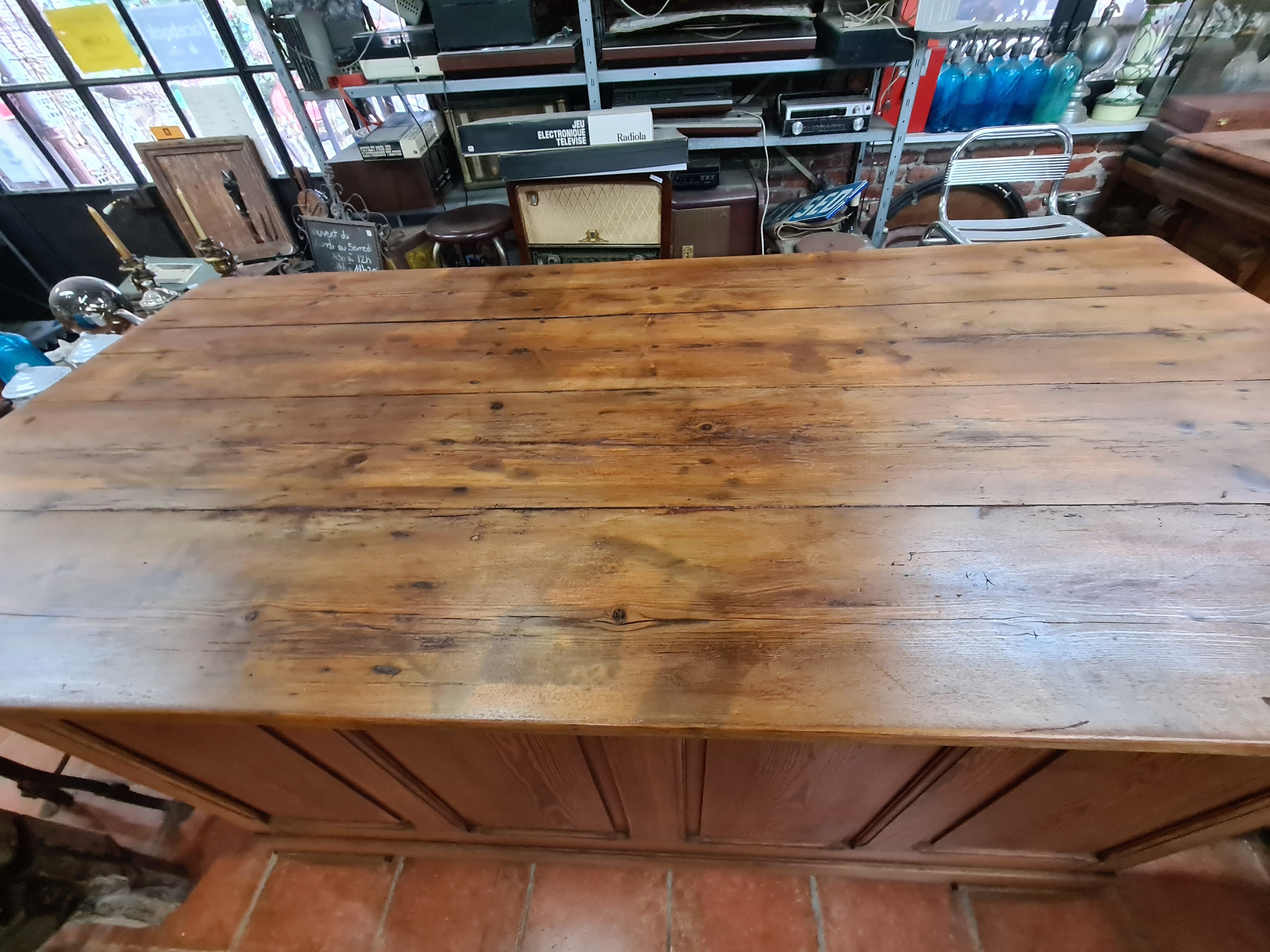 Comptoir de magasin en pitchpin