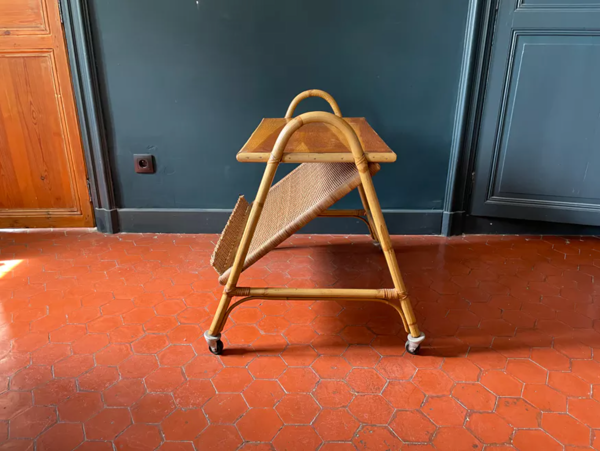 Table roulante présentoir en rotin