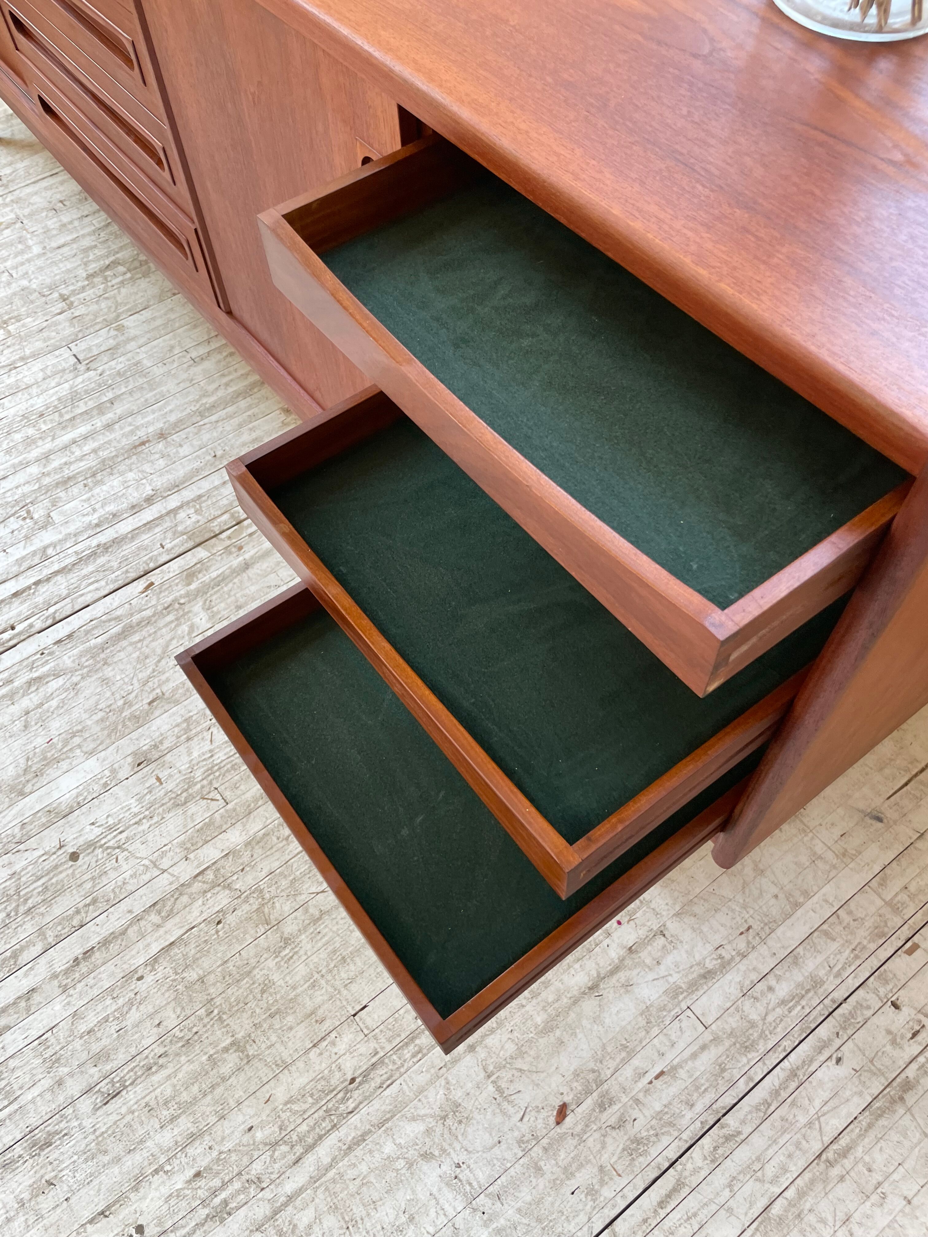 Teak row Johannes Andersen Samcom