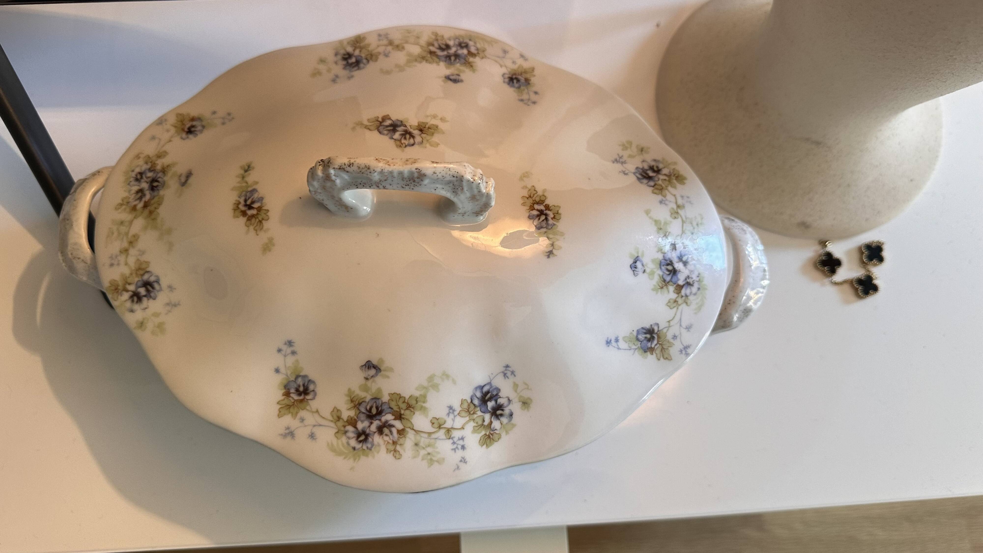 Soup tureen "Aux Lions de Faïence" Paris - Perfect Condition