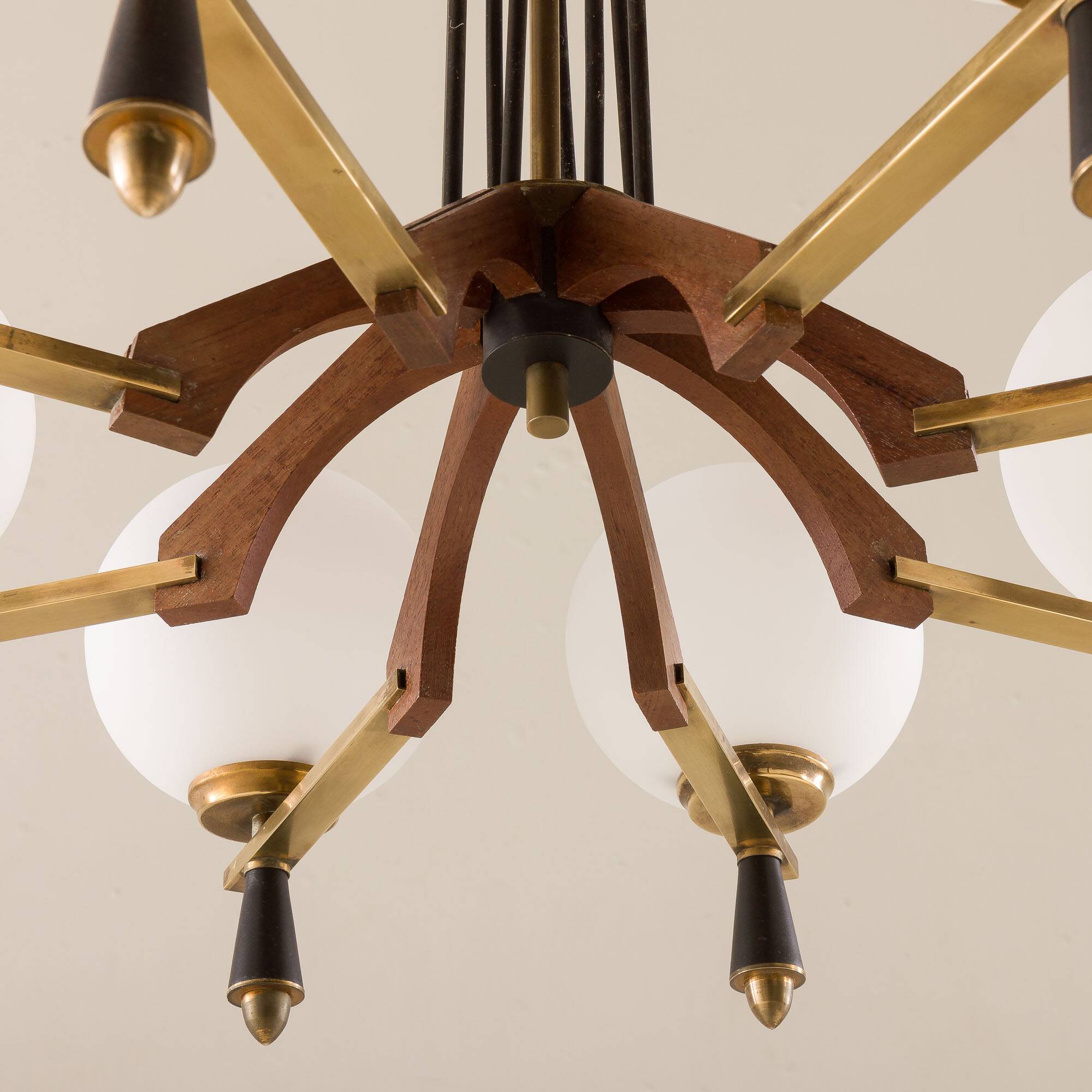 Italian mid-century chandelier in brass and teak, 1960s