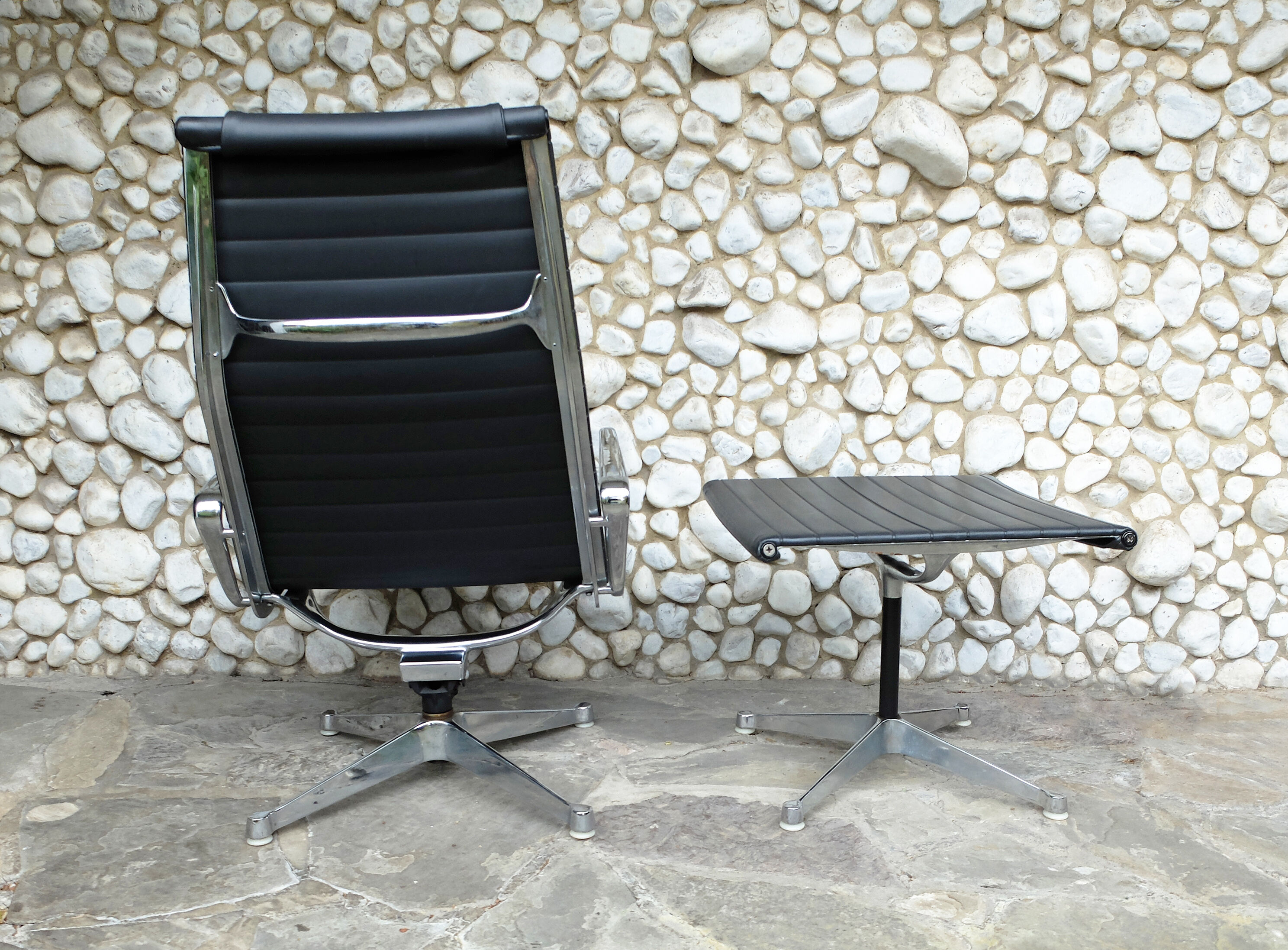 Lounge Chair Chair EA124 - Ottoman EA125 by Charles - Ray Eames for Herman Miller 1960s