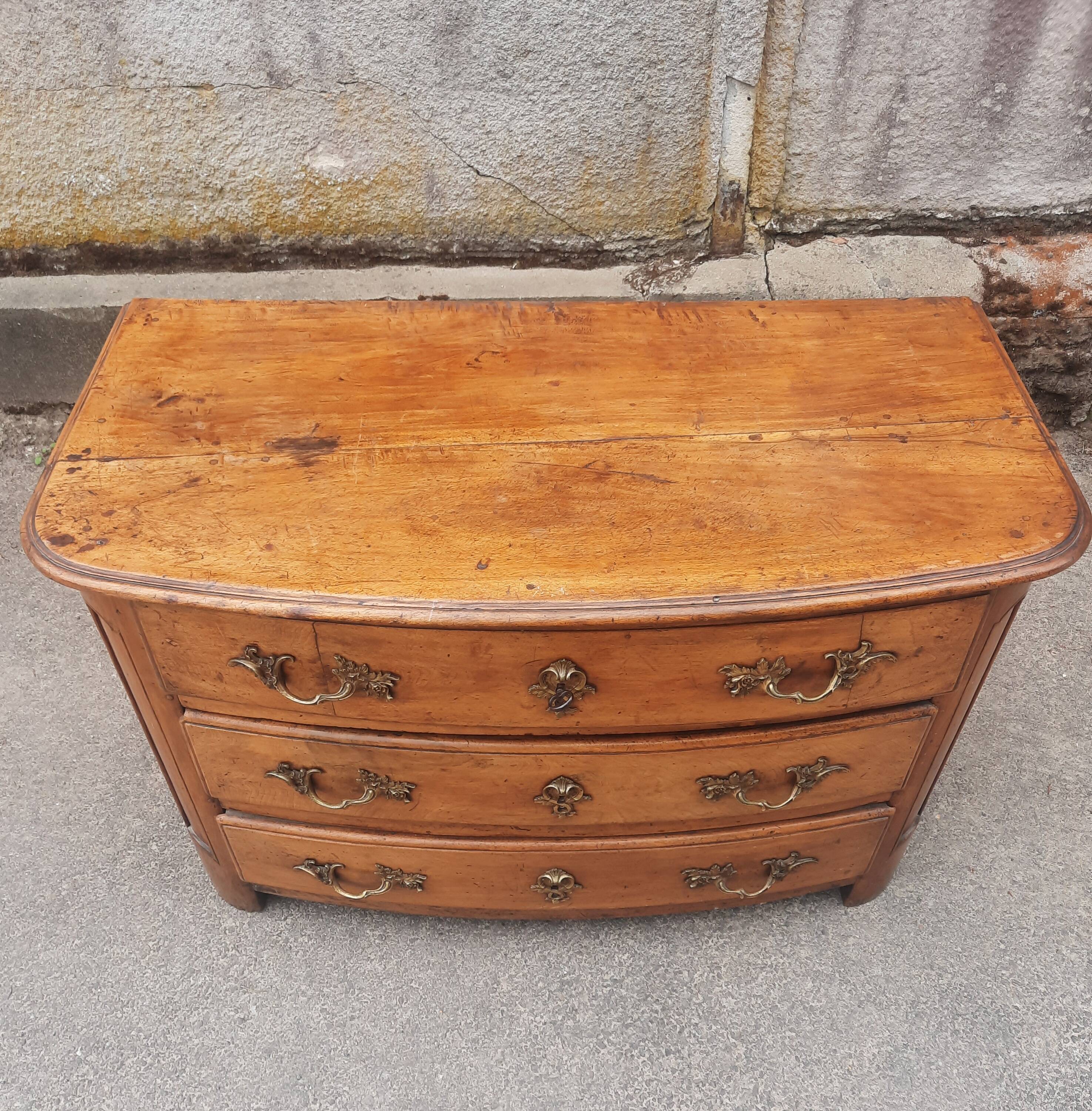 Commode en noyer massif, XVIIIème s.