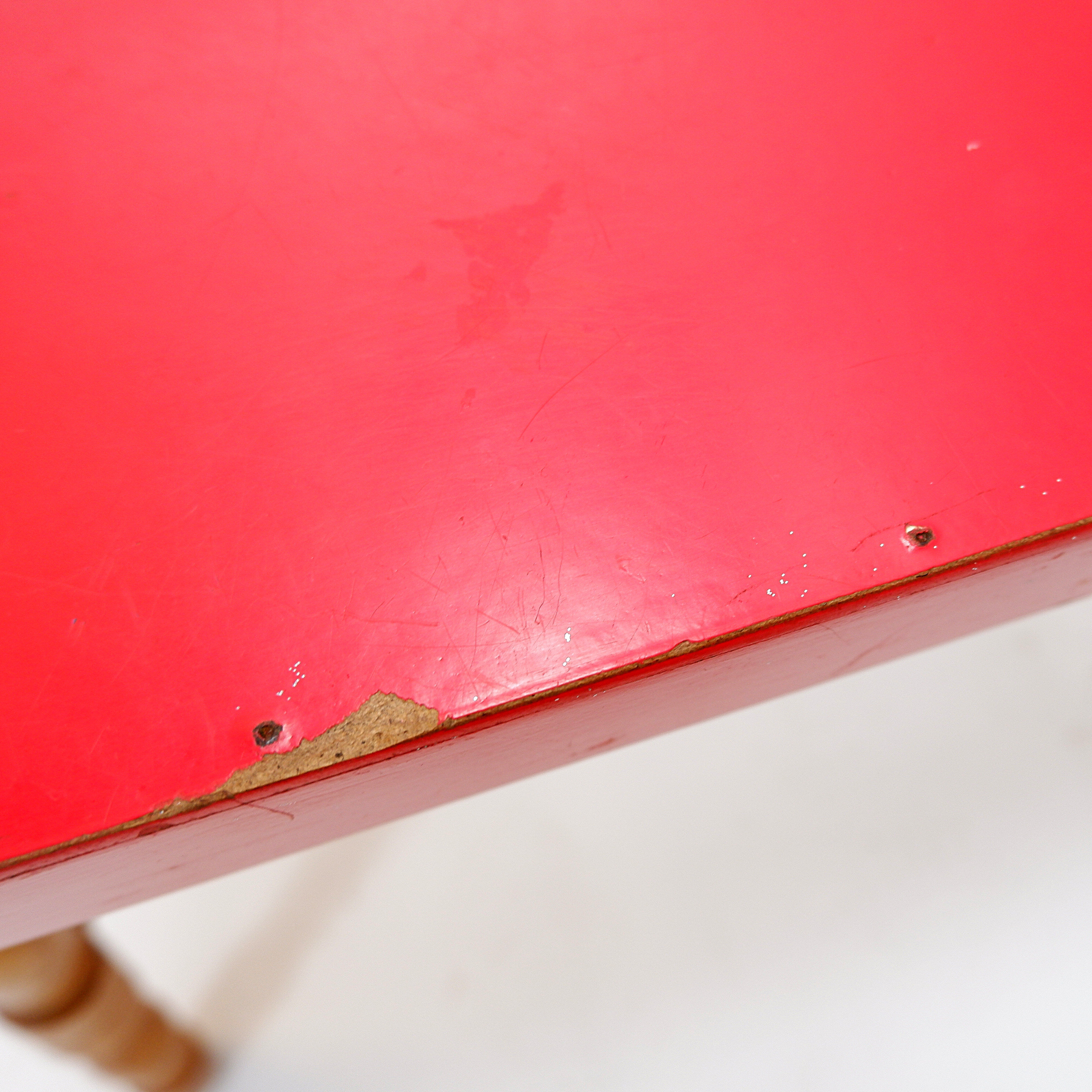 Small side table with turned legs and red top - Josco, made in Belgium - 1950s