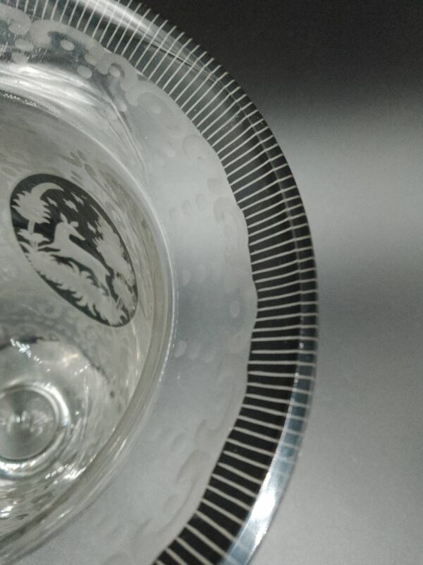 Vase de Bohême début XXème en cristal gravé avec motifs de château cerf oiseau