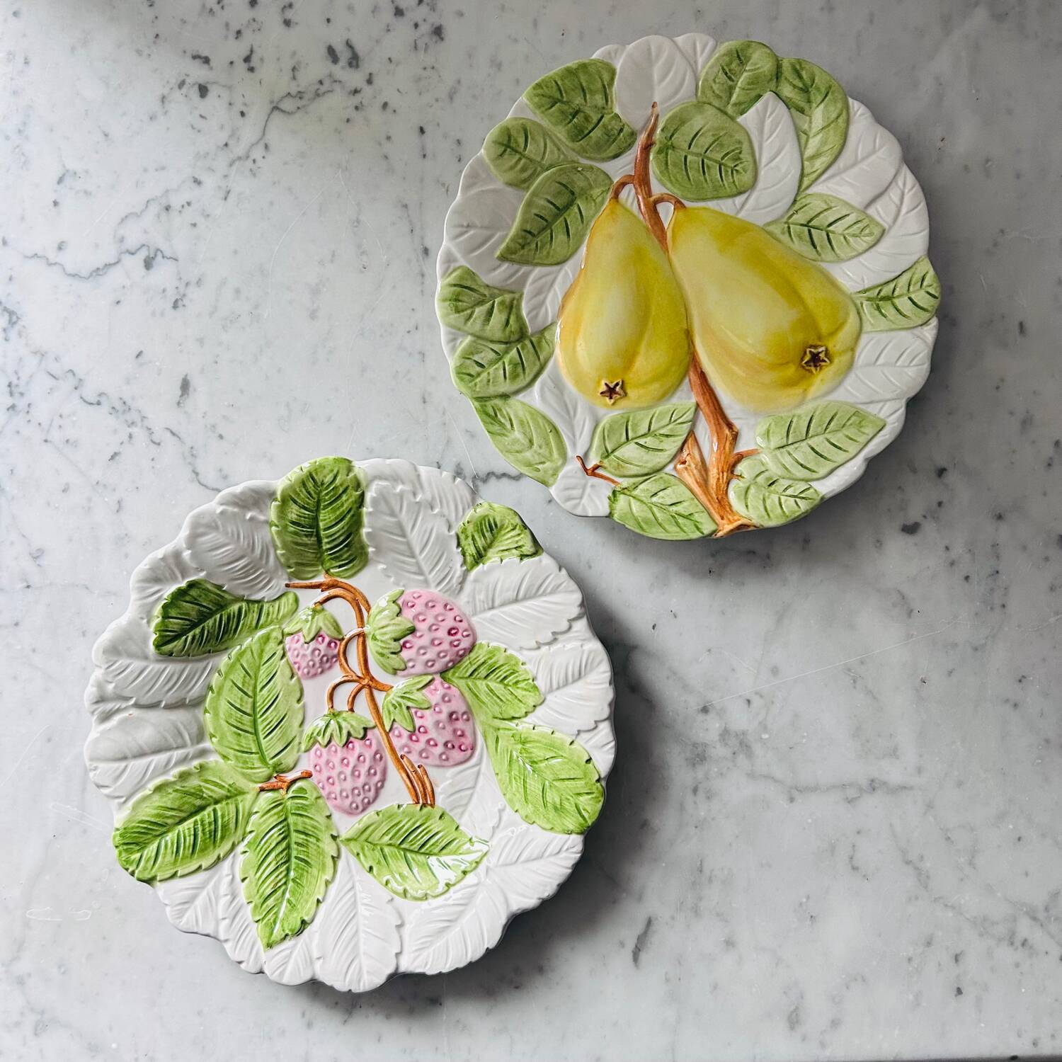 Paire d’assiettes en barbotine made in Italy