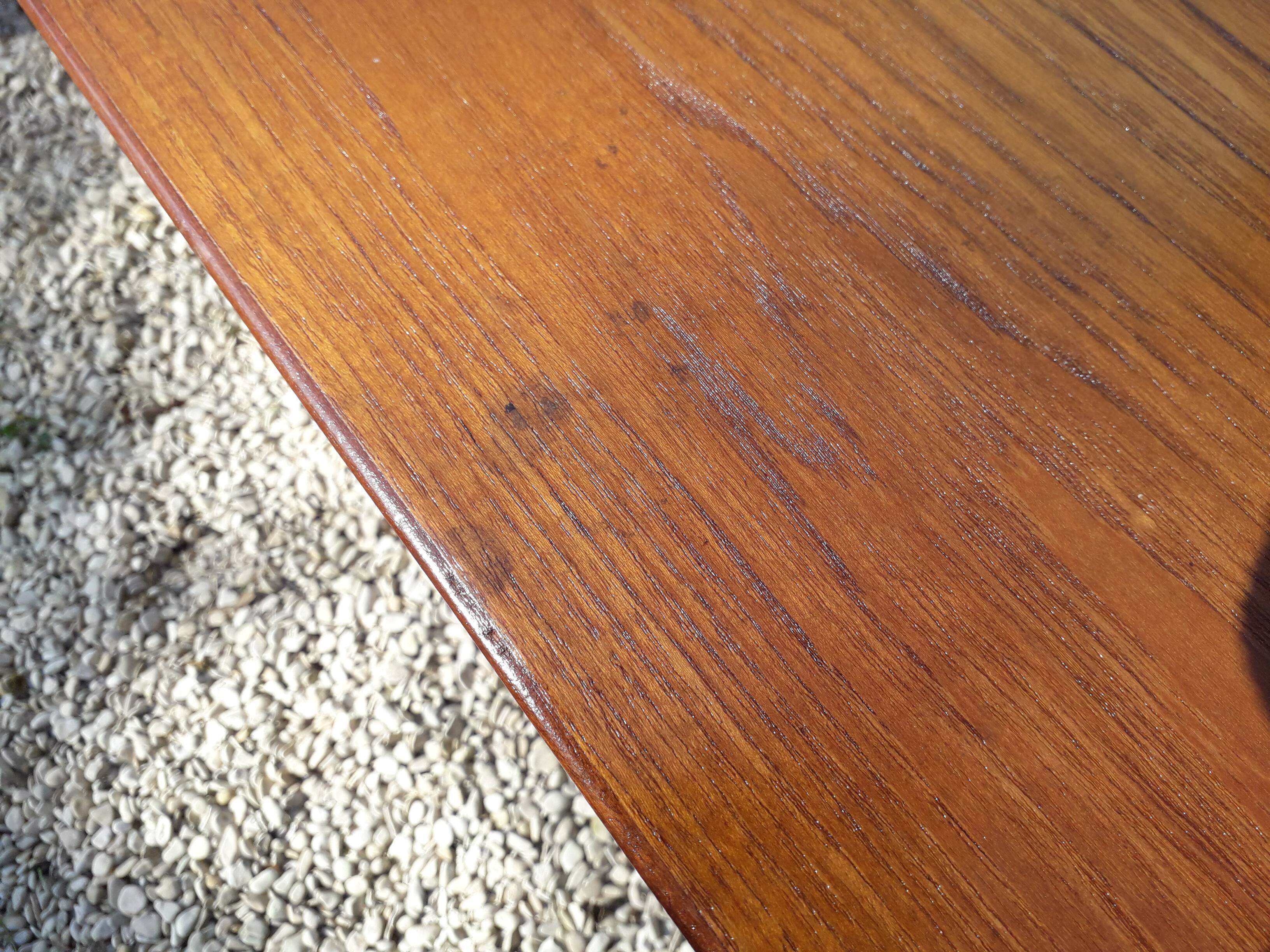 Extendable teak table