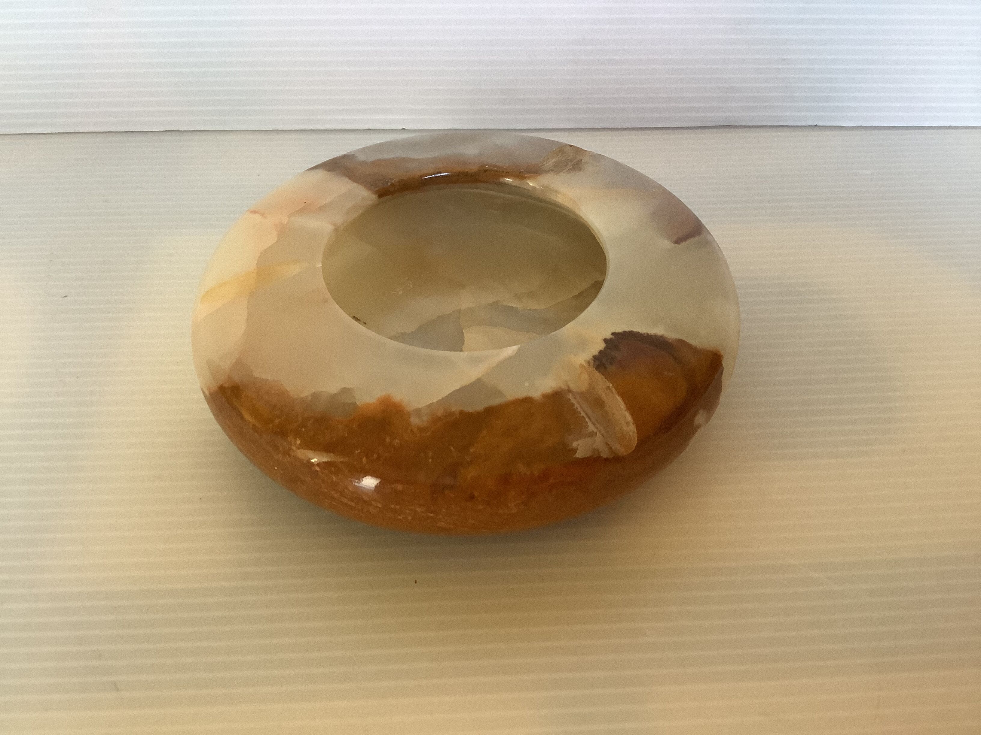 Round ashtray empty onyx pocket
