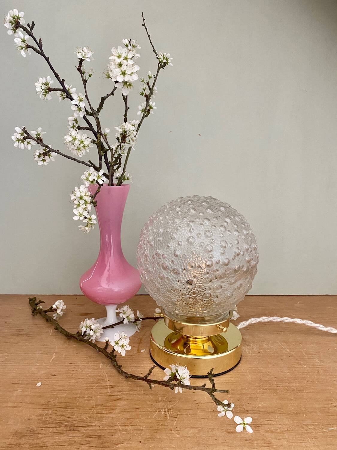 Lampe à poser globe vintage en verre moulé