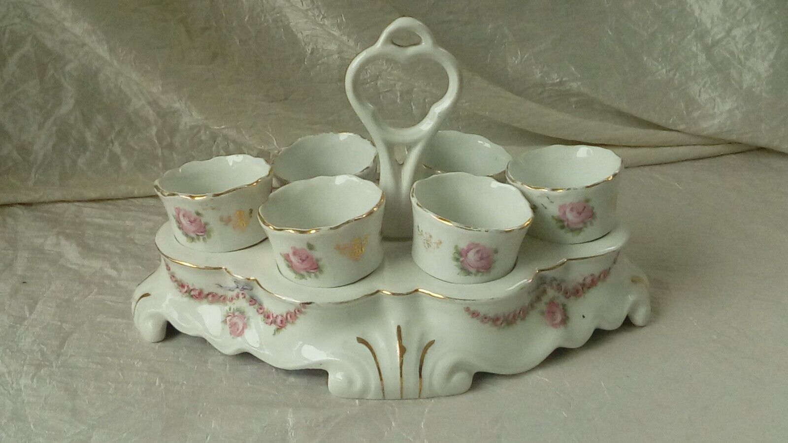 Porcelain shell service decorated garland of flowers