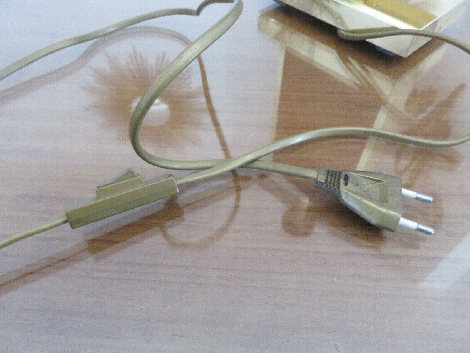 Lampe en laiton et plexiglas bordeaux années 70