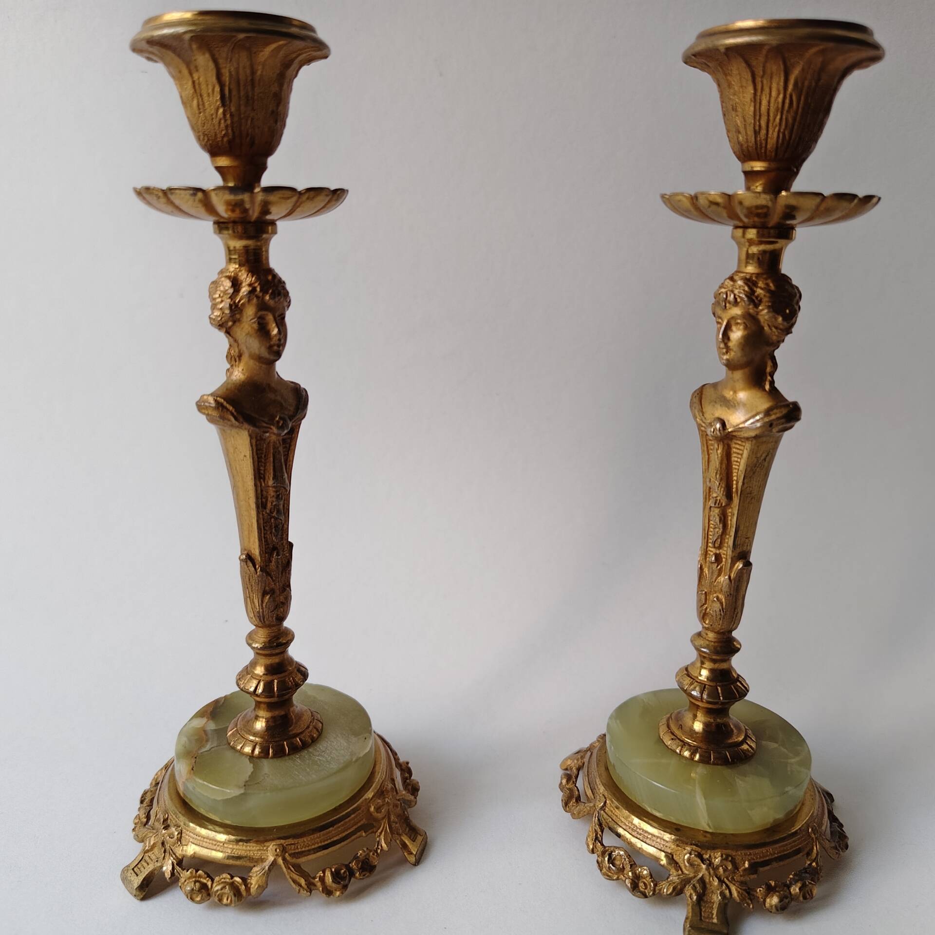 Pair of neoclassical candle holders in gilded bronze and green onyx, bust of