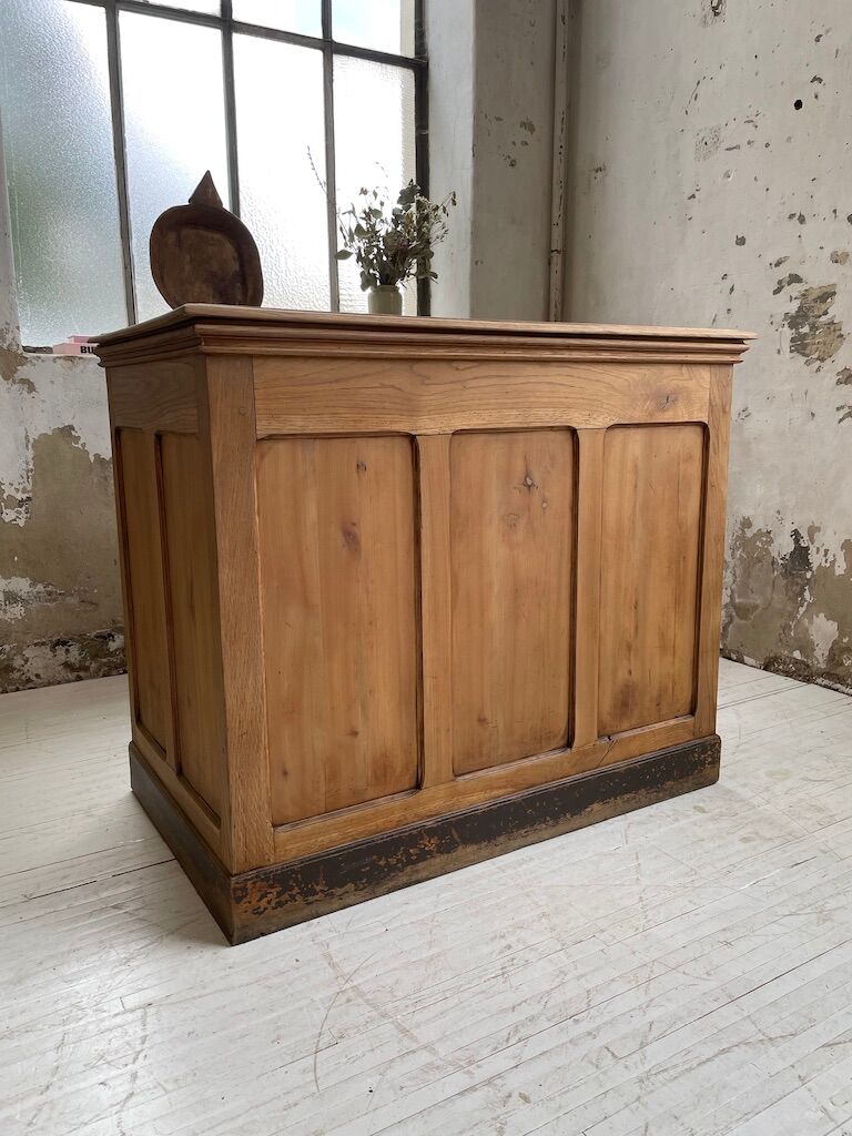 Early 20th century oak trade counter