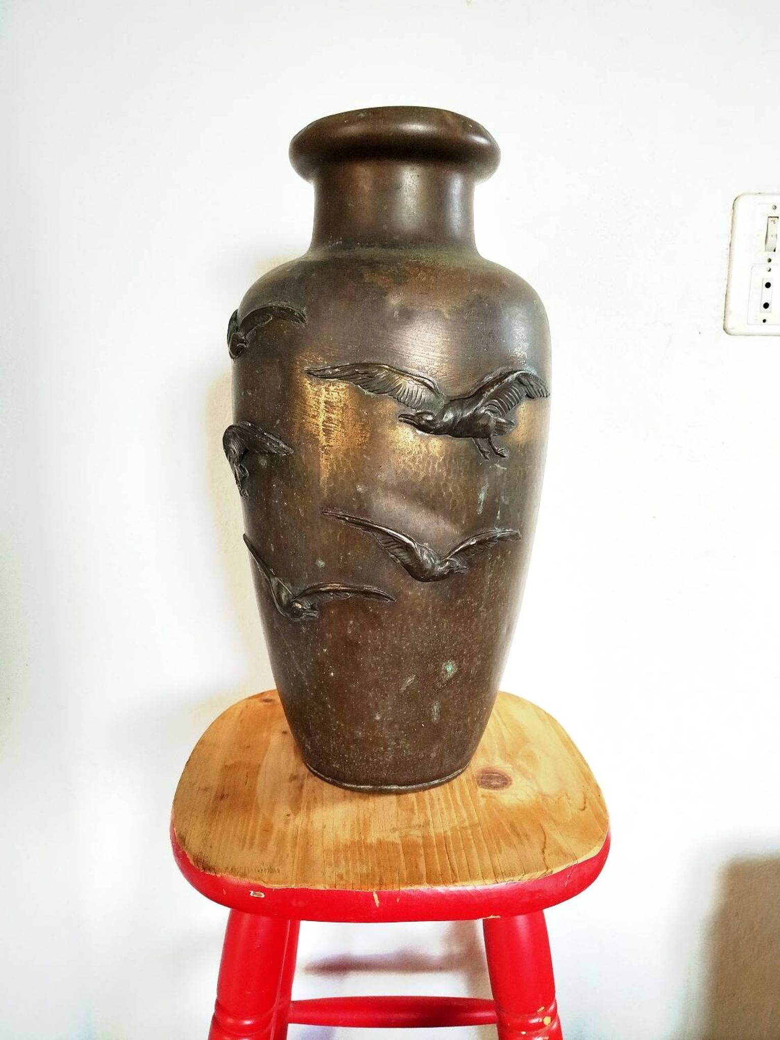 Large Art Deco vase in patinated brass, relief decoration of birds – year