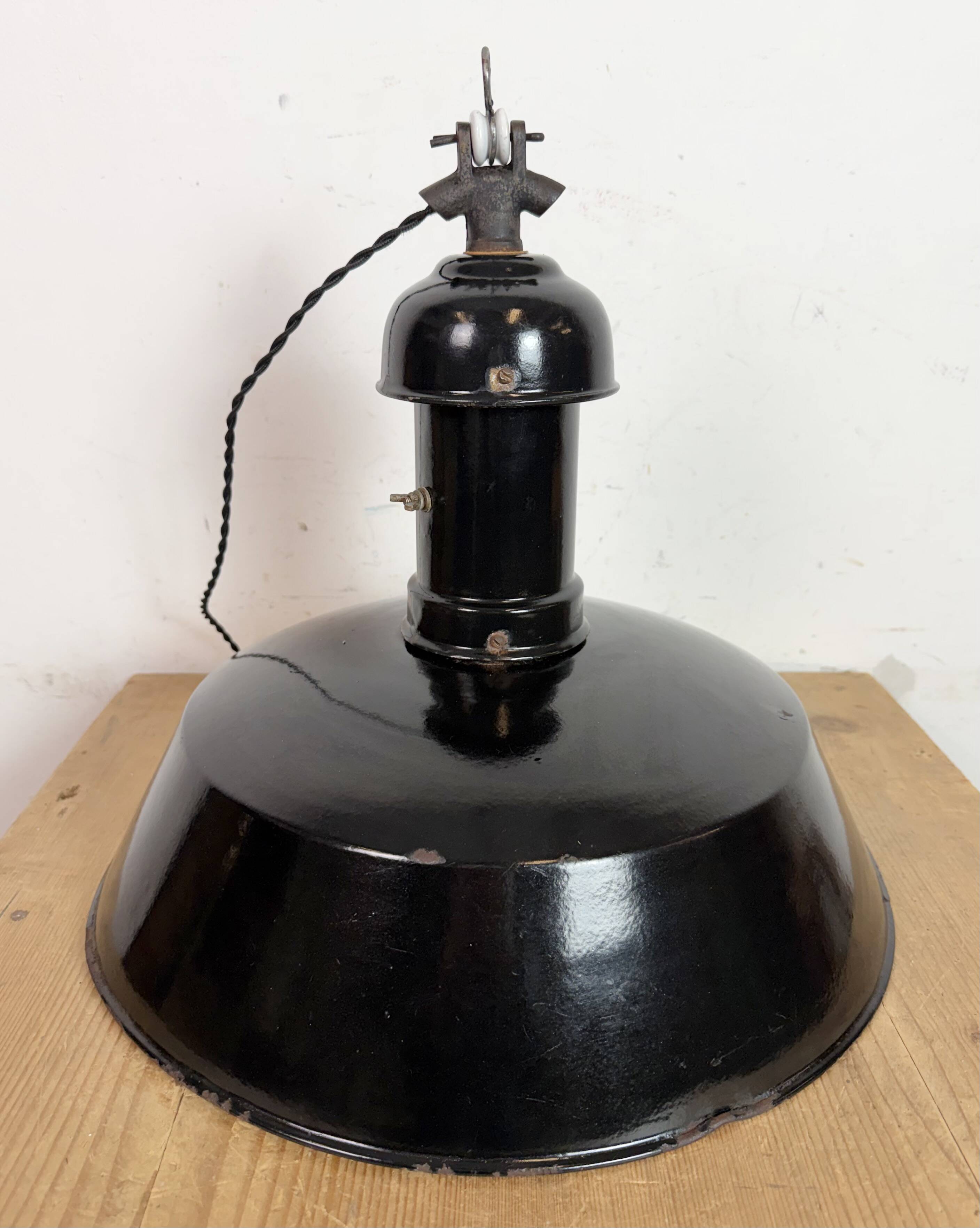 Lampe suspendue Bauhaus en émail noir industriel, années 1930