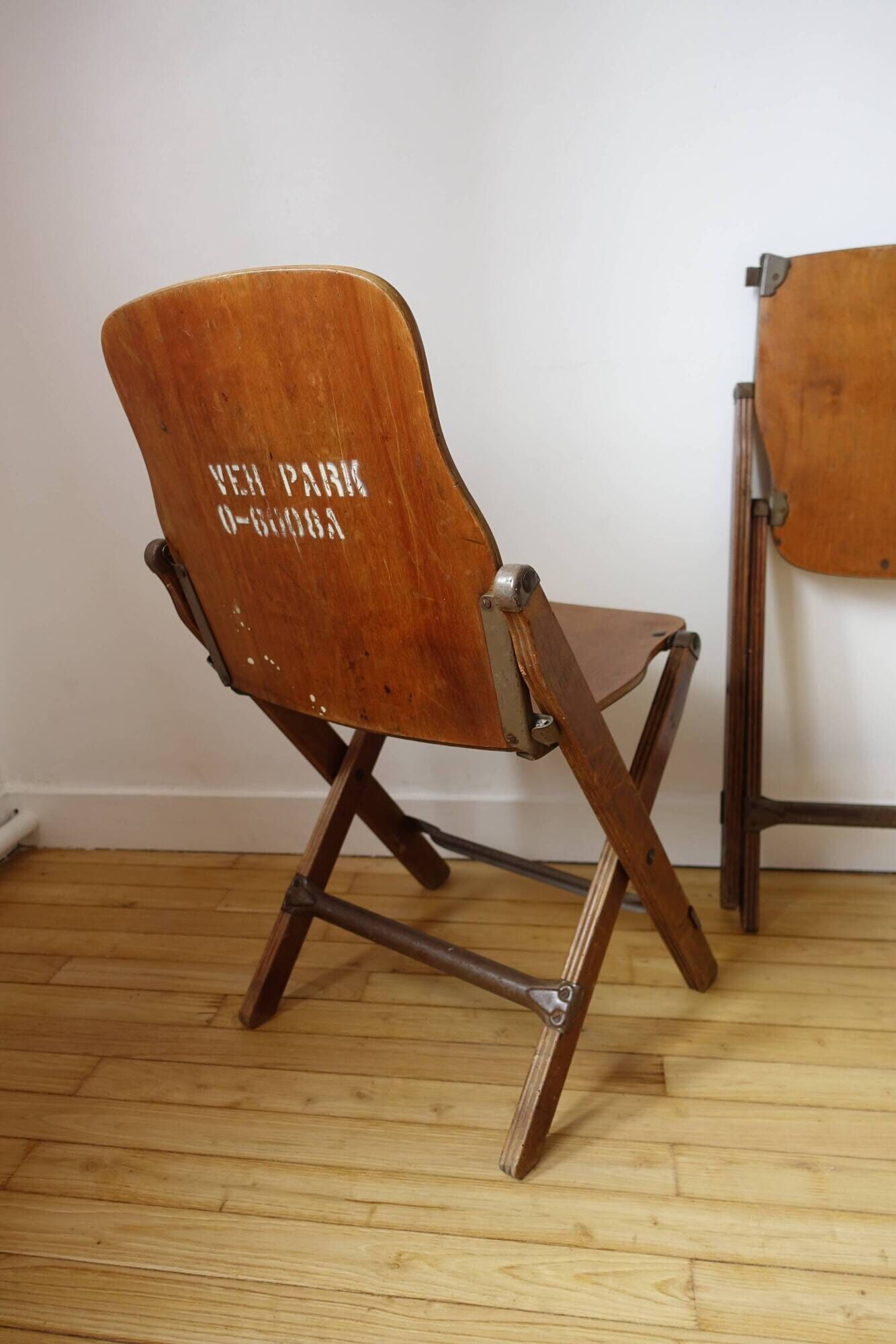 Paire de chaises pliantes en bois pliantes US ARMY seconde guerre mondiale