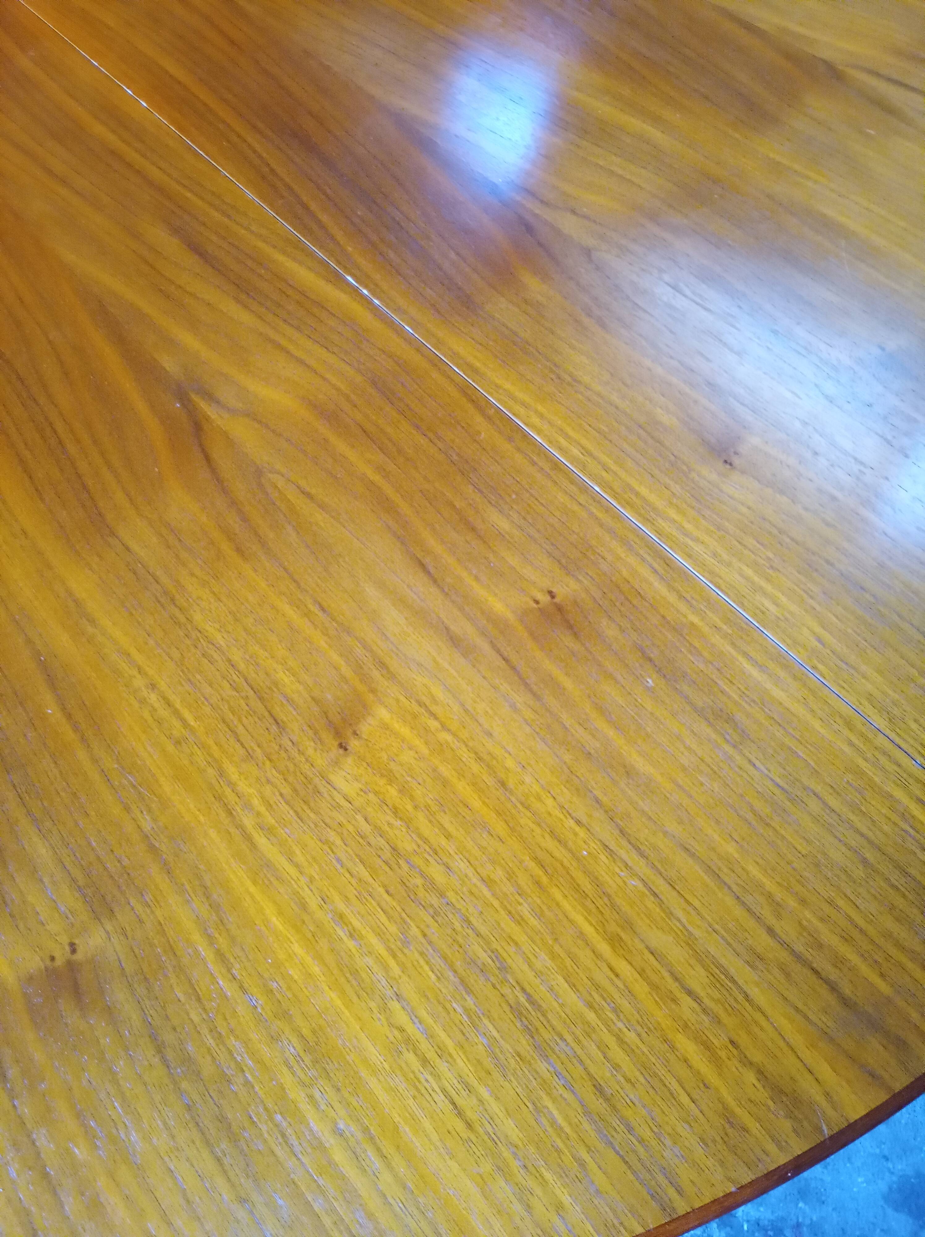 Scandinavian extending table