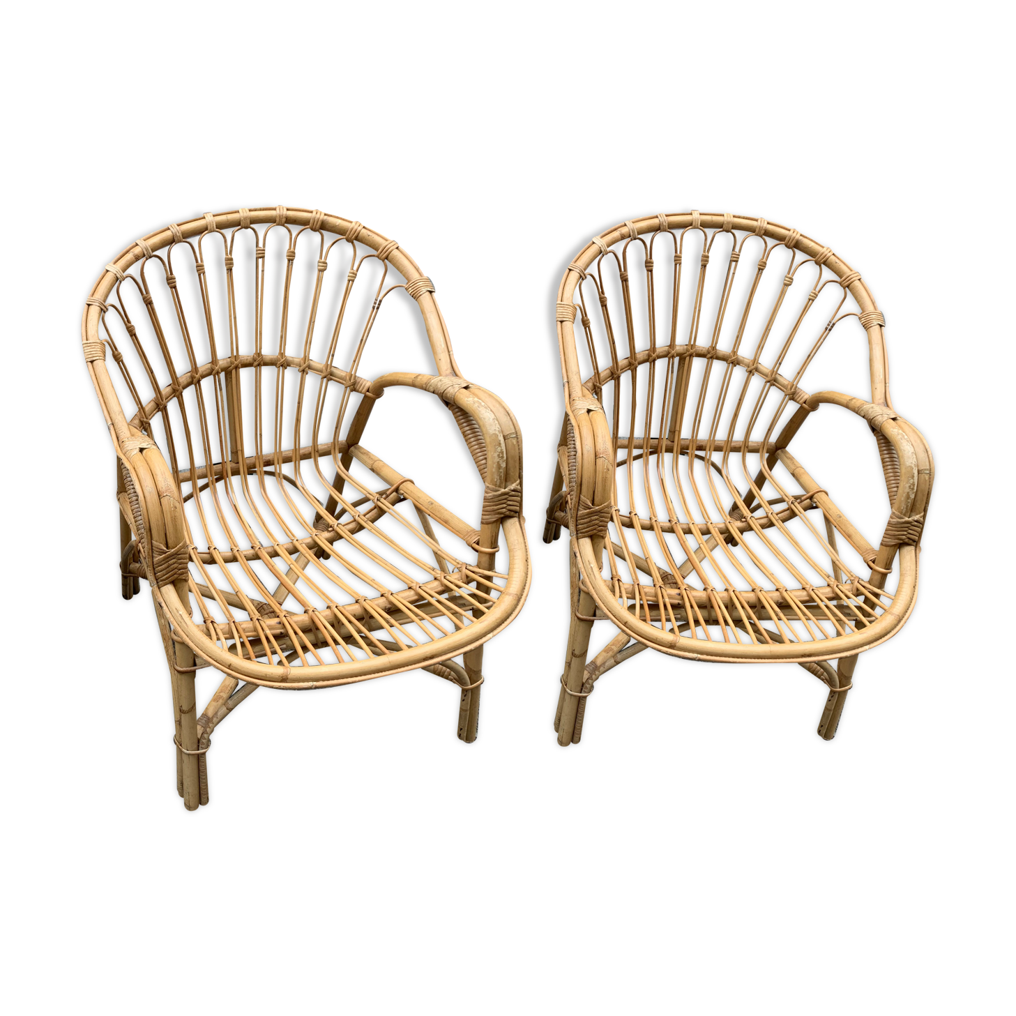 Paire de fauteuils bas anciens en rotin