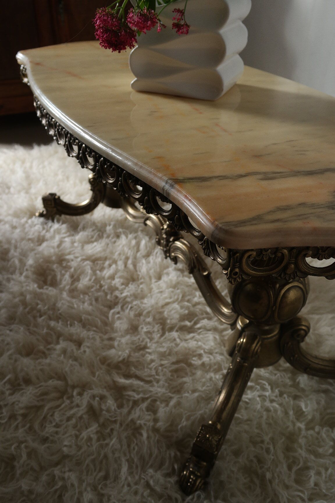 Coffee table in brass and onyx