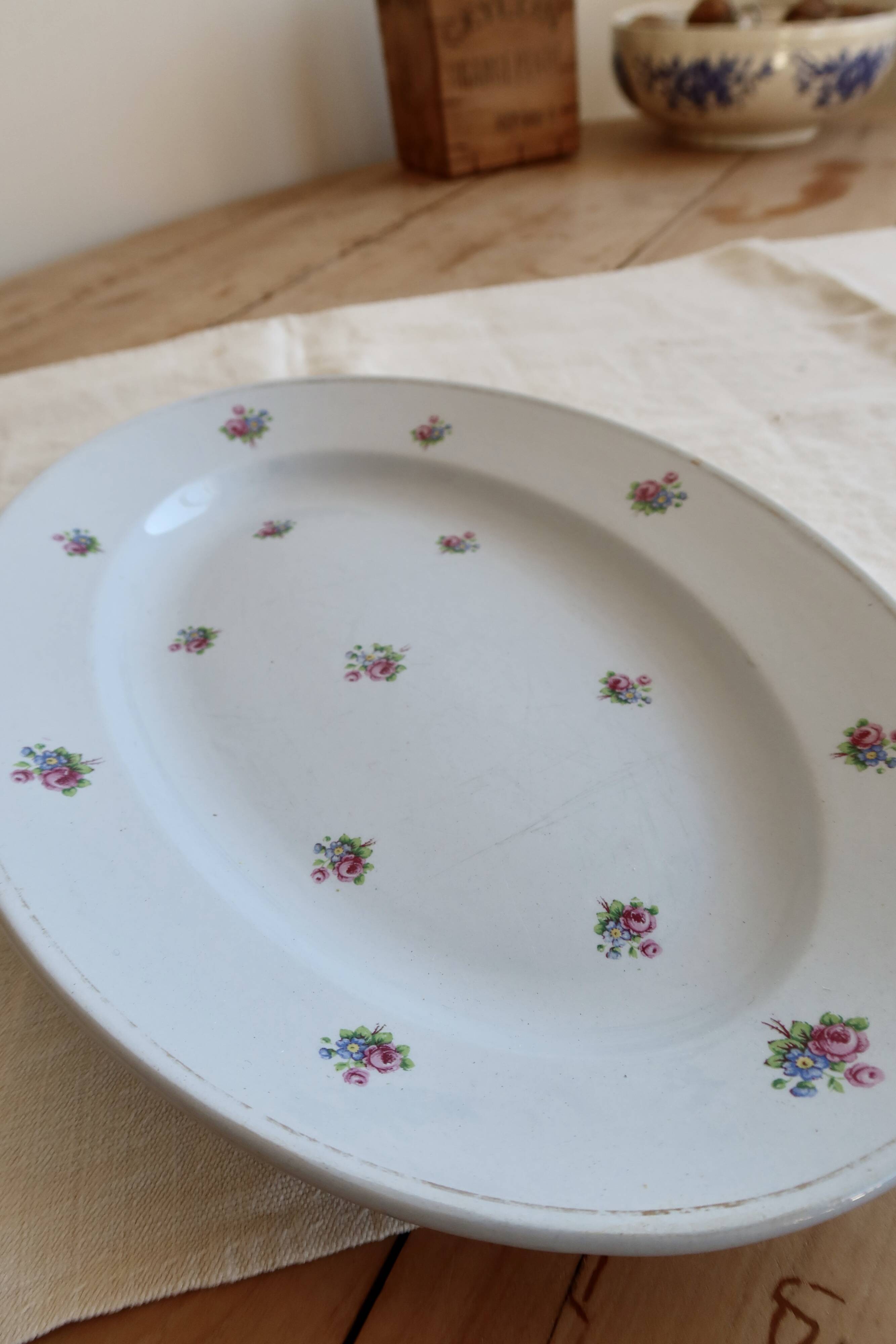Plat de service ovale ancien faïence bleu pâle décor petites fleurs